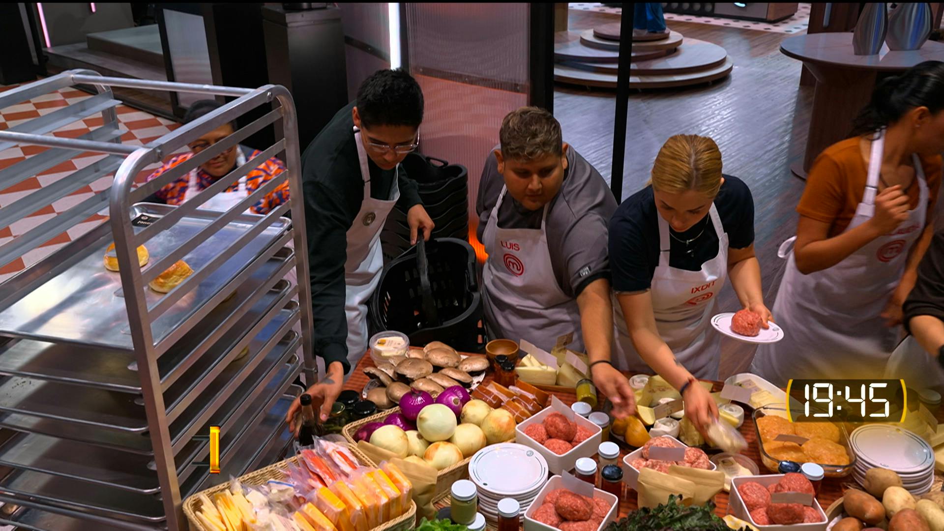 Los Cocineros de MasterChef 24/7 deberán de preparar una hamburguesa para evitar el Delantal Negro