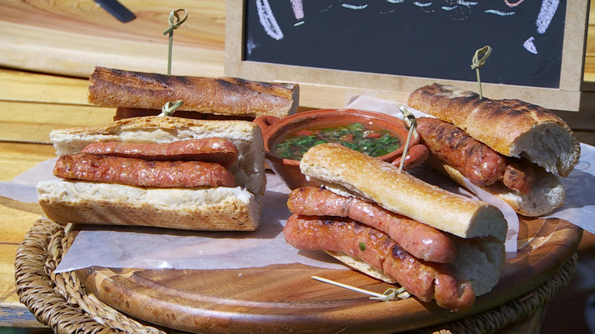 ¡A la parrilla! Checa esta receta de choripán con chimichurri y anótate un gol con tus invitados