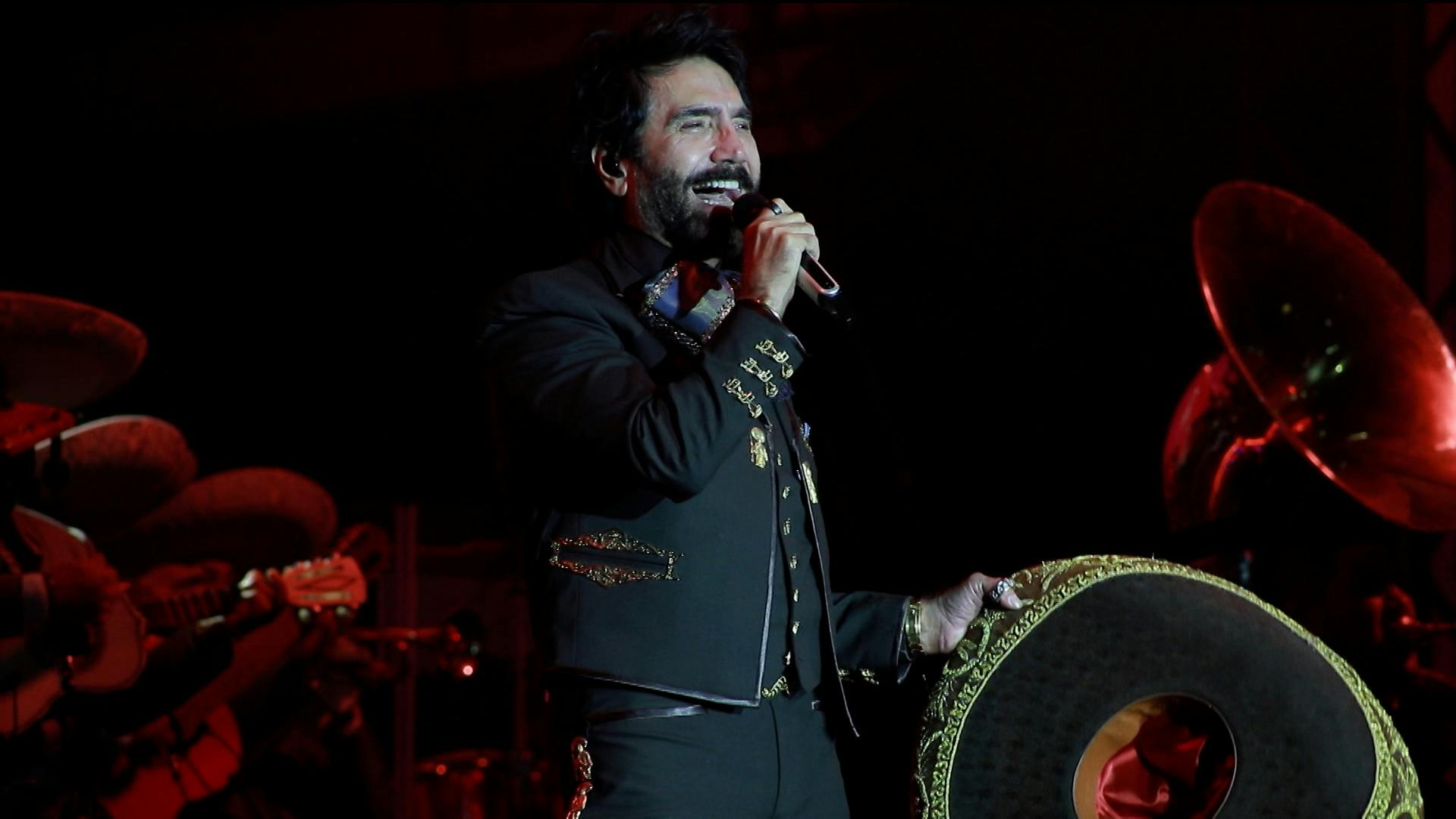 ¡Histórico! Alejandro Fernández se presenta ante más de 270 mil personas en “La Serenata Más Grande del Mundo”
