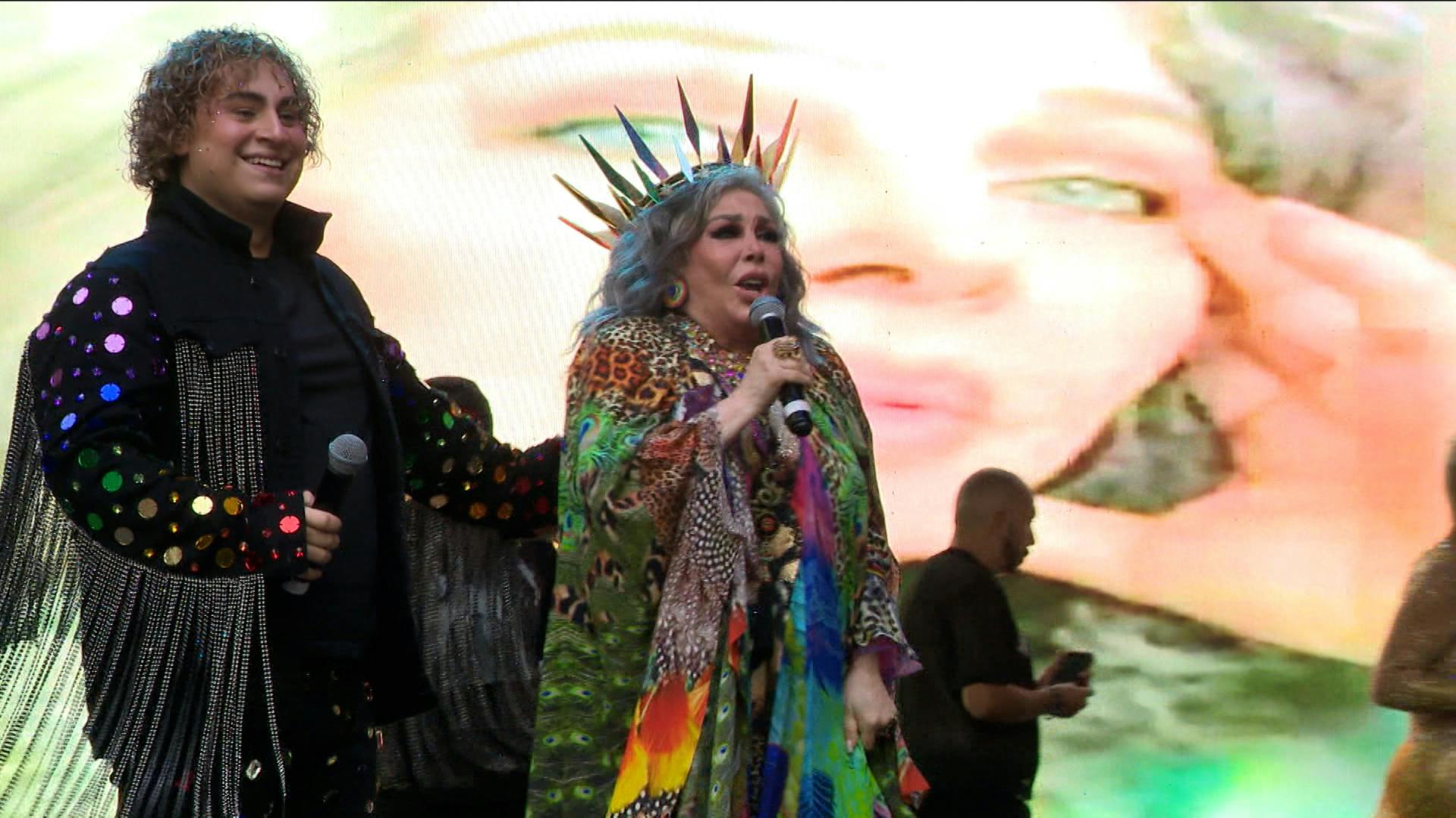 ¡Así recibió Verónica Castro su corona en la marcha del orgullo en la CDMX!