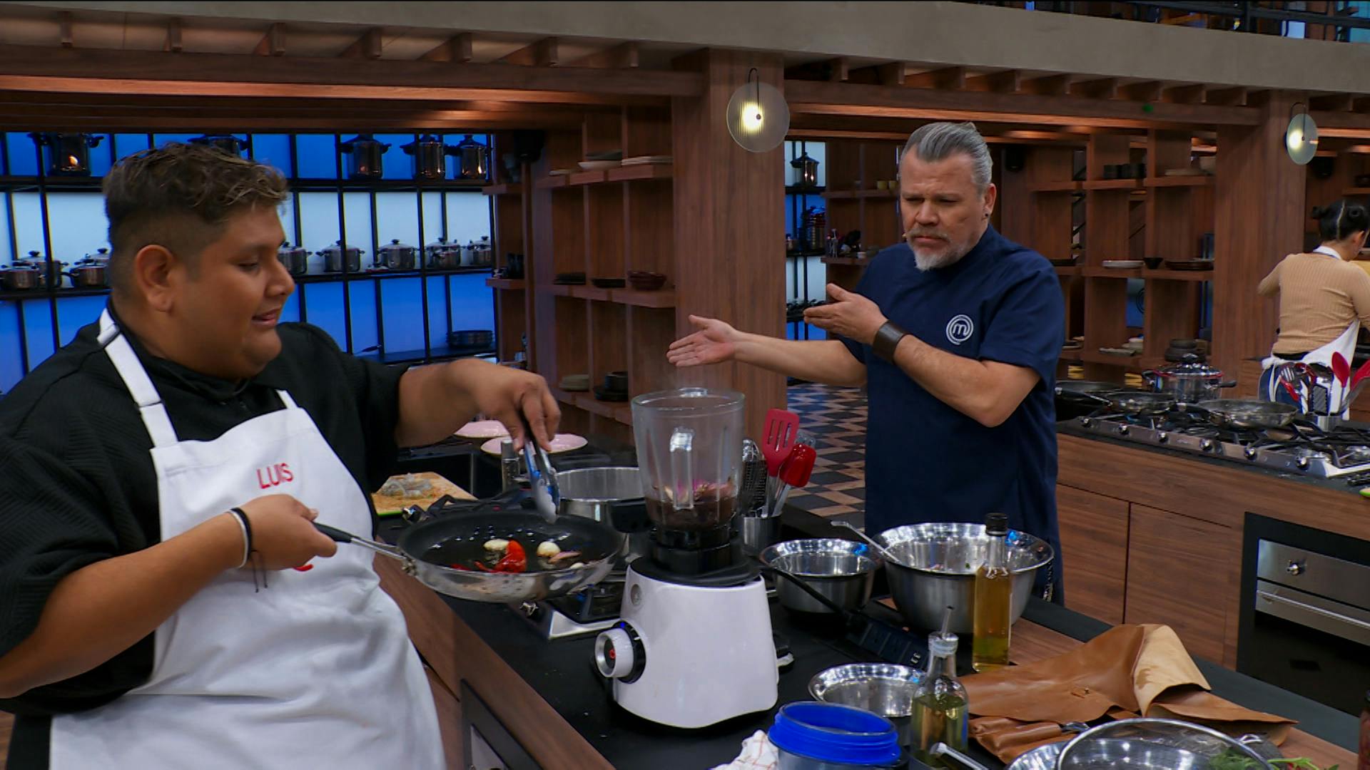 El Chef Poncho de MasterChef 24/7 sabe cosas, por ello se acercó a Ramahá y Luis para hablar sobre su platillo especial 
