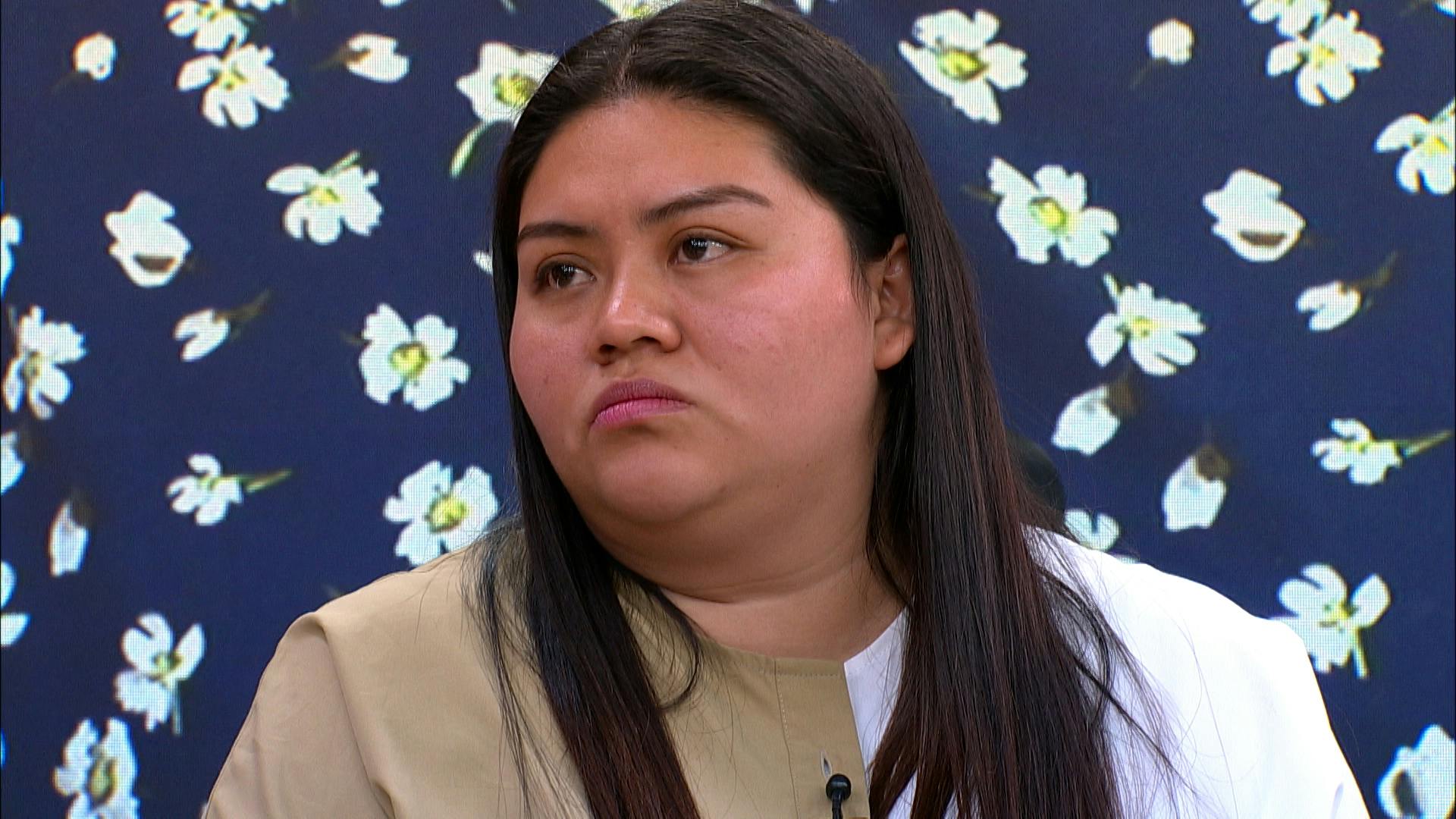 ¡No la baja de tonta! Janet quiere el apoyo de su mamá, pero sólo le ocasiona problemas
