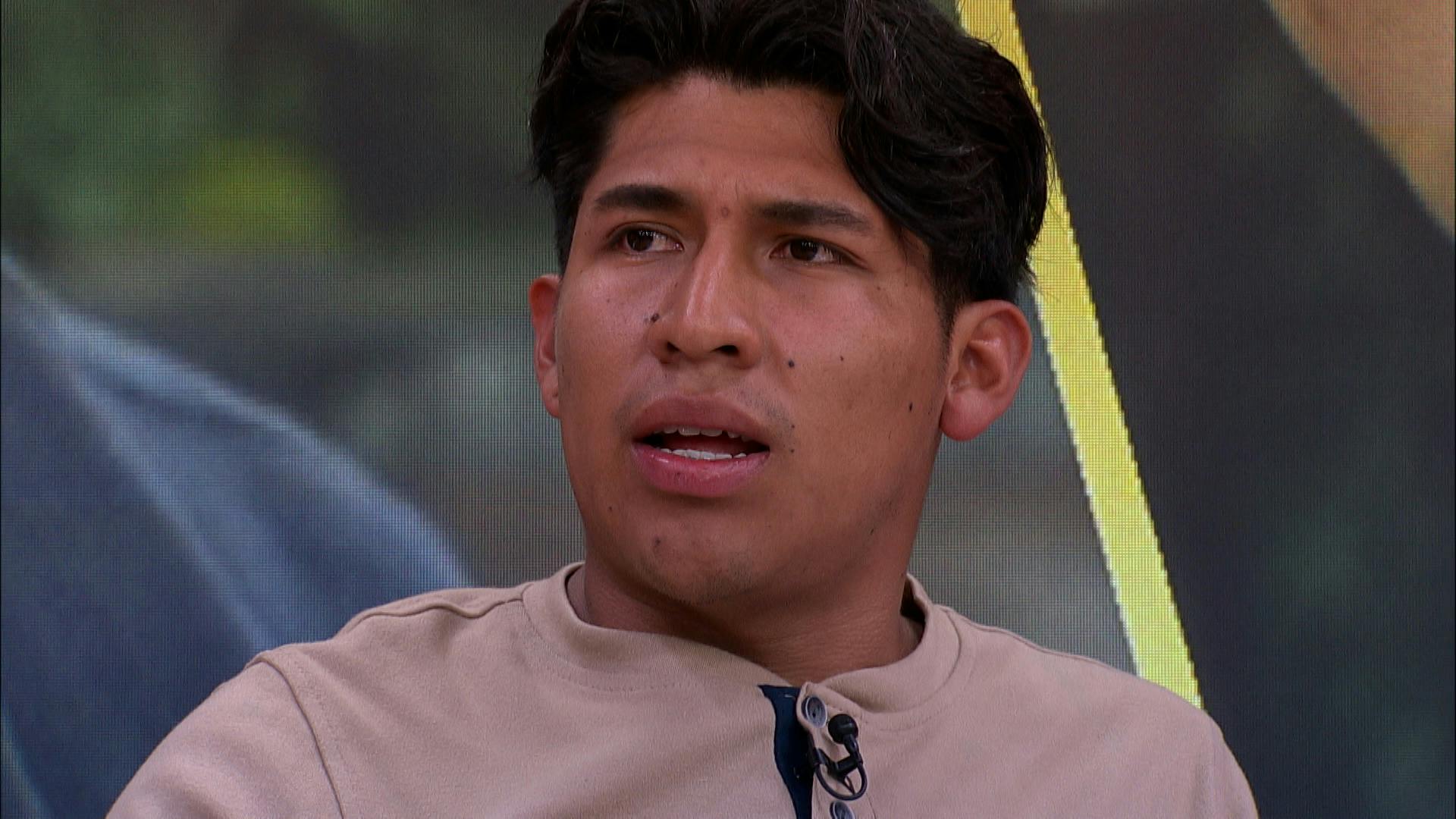 Kevin acusa a su papá de abandonarlo y a su tío de ser estricto.. Kevin tiene casi 30 años