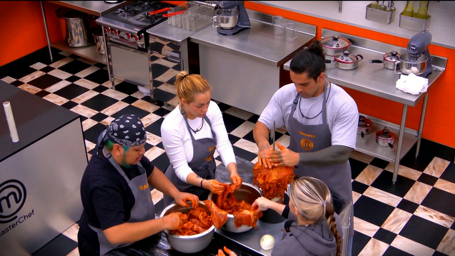 Los Cocineros recibieron una clase especial de la Chef Isabel Carvajal para preparar la carne para sus tacos