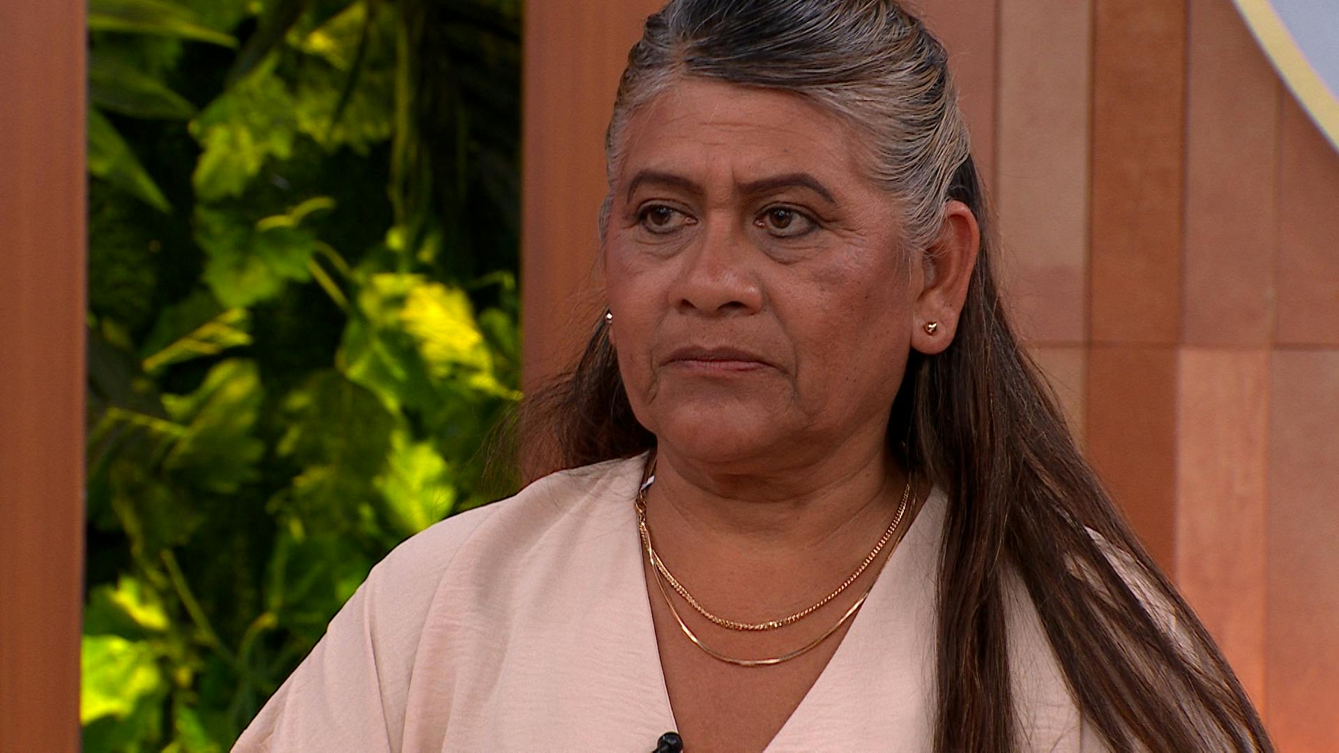 ¡Lo tundió en el foro! Emma le quita a la fuerza los lentes y la gorra a su marido infiel y lo corre de su casa