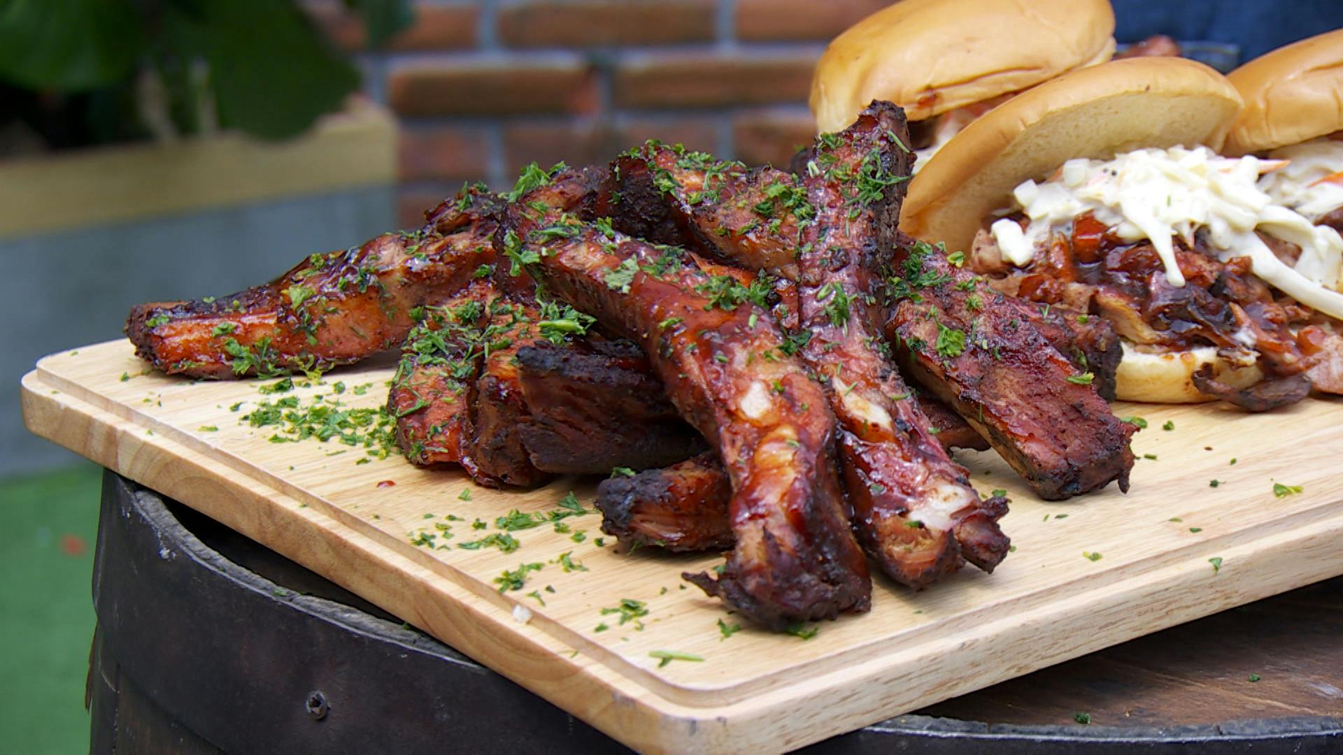 ¡Aprende a lograr el mejor ahumado! Echa esta receta de costillas, chamorros y más y deleita a tus invitados