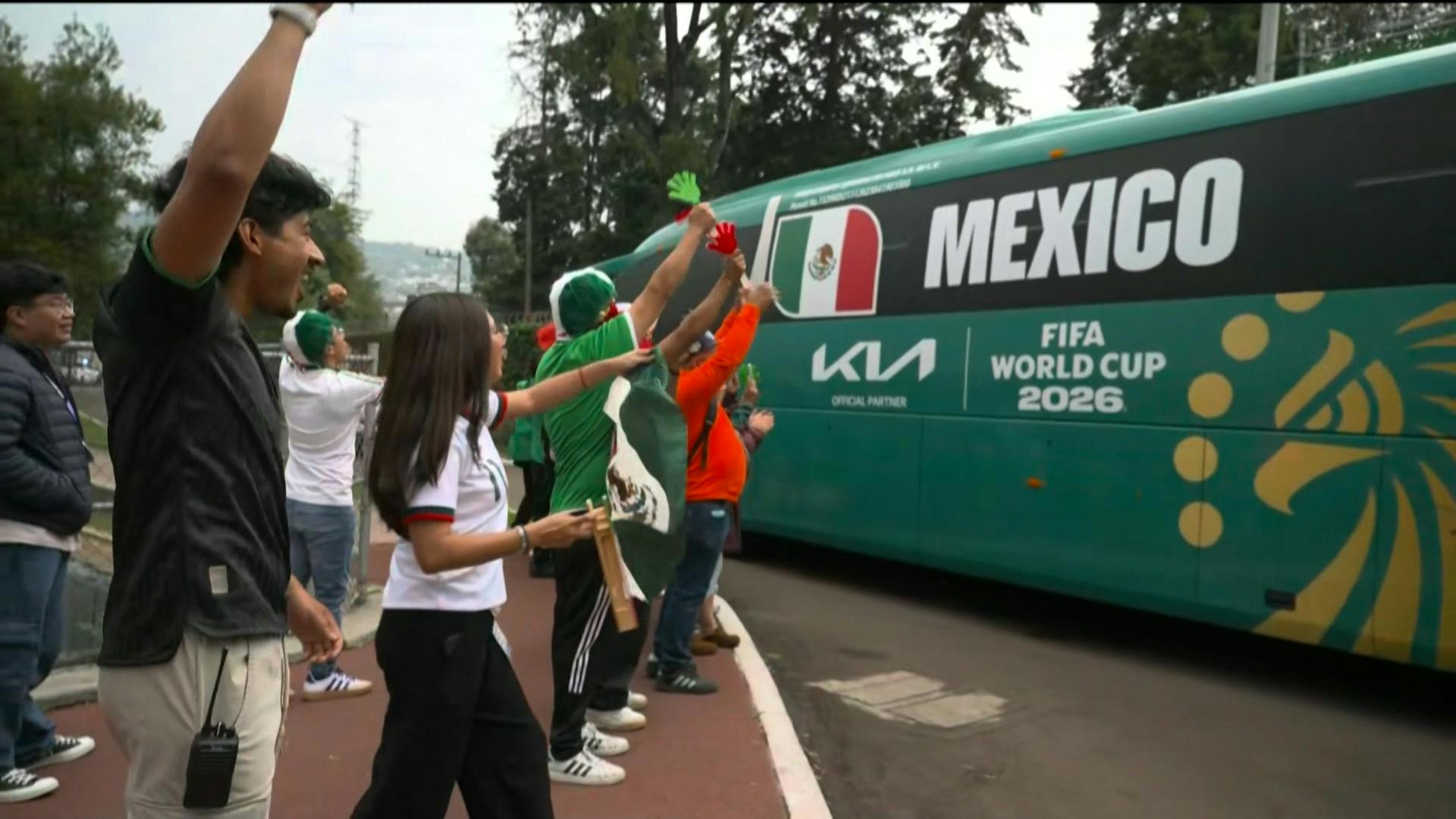 El autobús de la selección mexicana llegó al Estadio de Ciudad de México con los seleccionados listos para el encuentro.