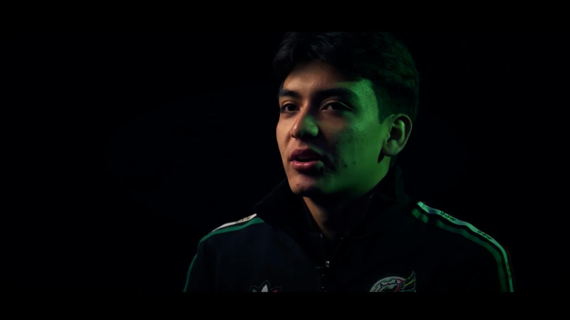 Conoce a Gilberto Mora, el joven mexicano que carga los sueños de millones de aficionados