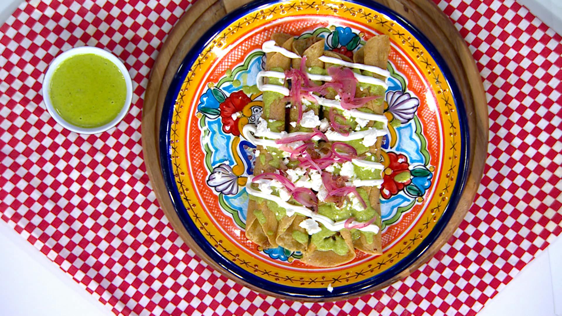 ¡Dale un giro a lo tradicional y sorprende a tu familia! Aprende a preparar flautas de res en salsa poblana