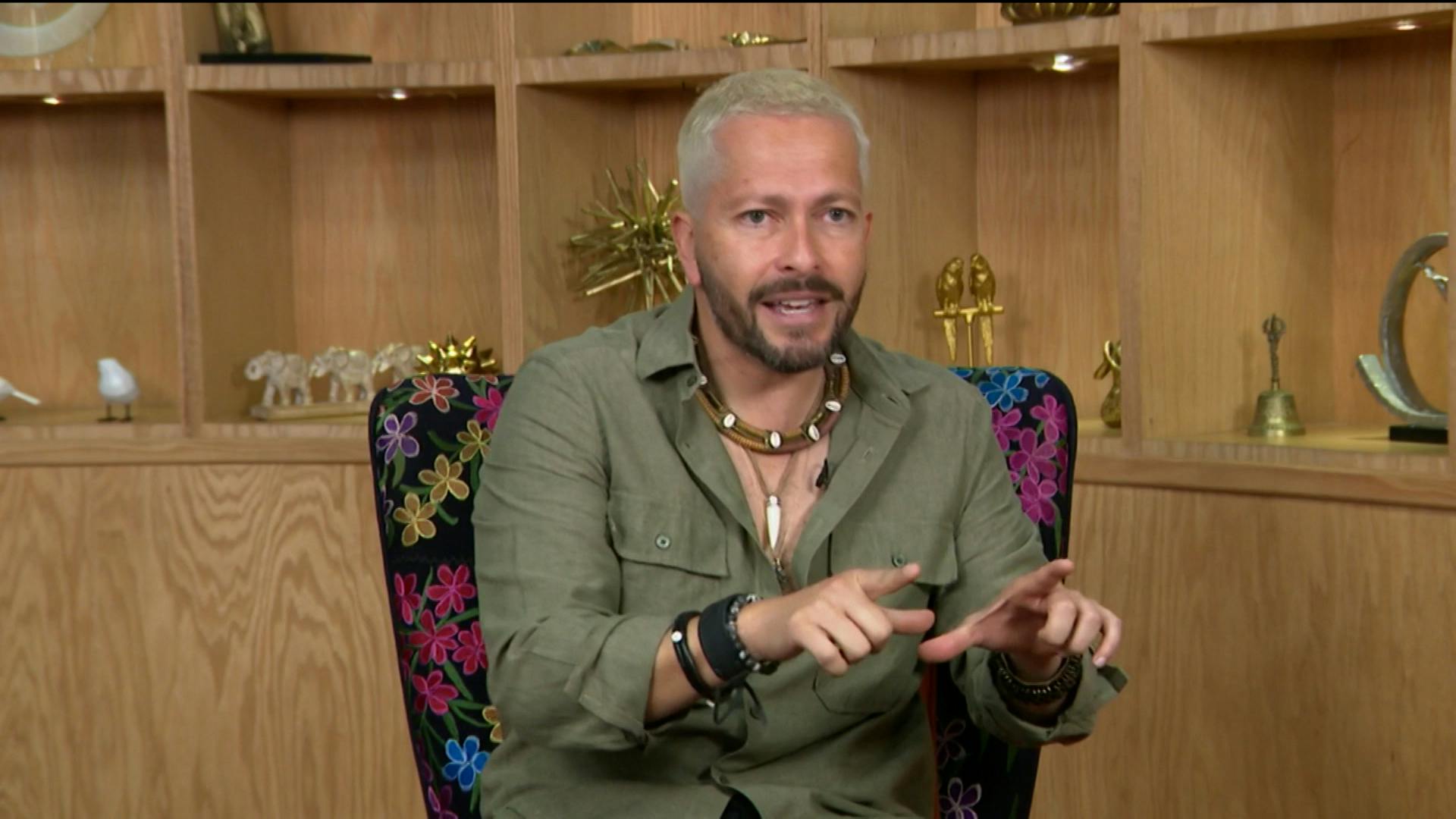 Warrior aparece con NUEVO look y habla sobre su viral entrevista con Belinda: “Me encantó”