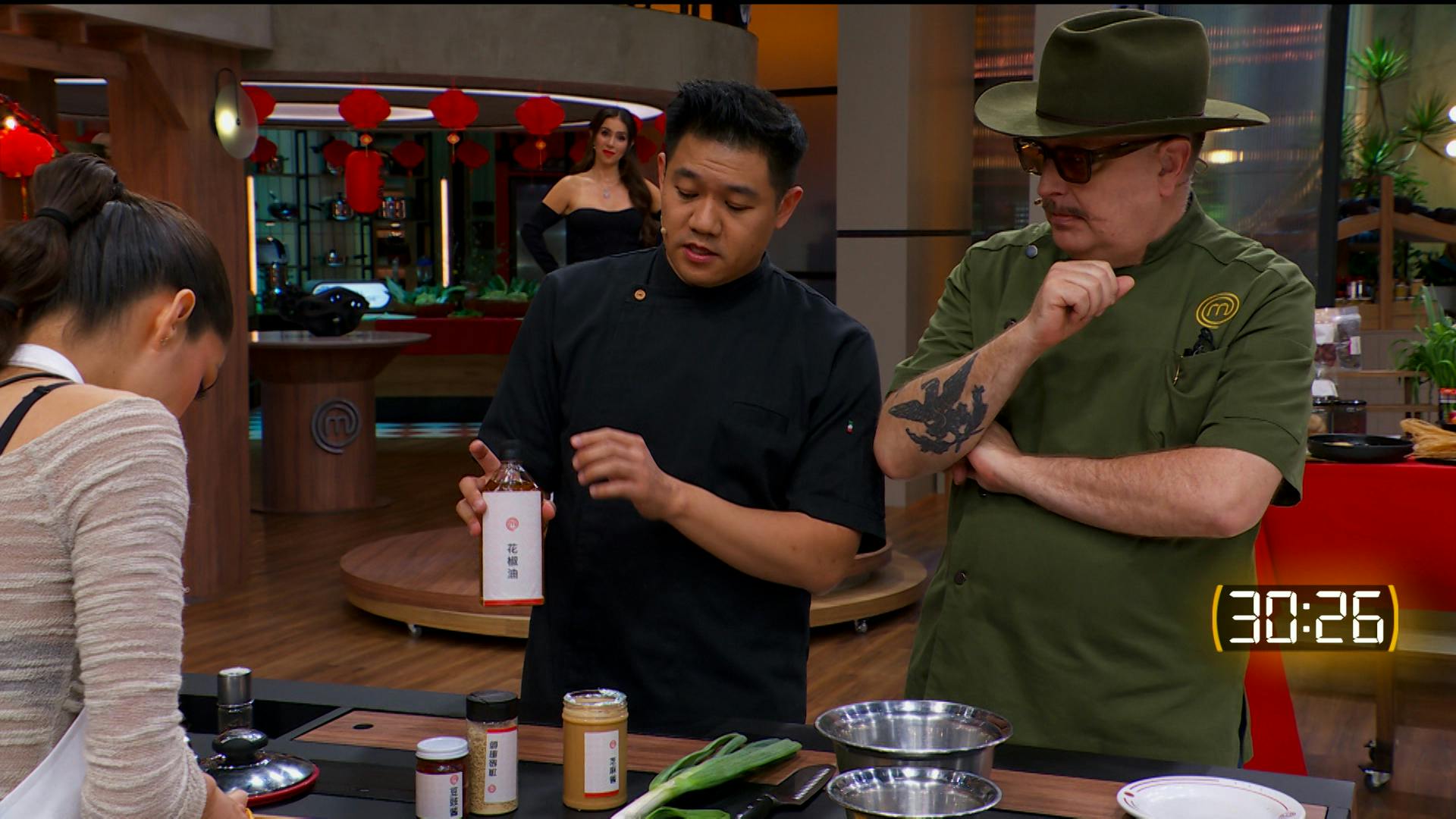 No conocen los ingredientes... Los Chefs visitan a los Cocineros en esta noche de Delantales Negros de MasterChef 24/7