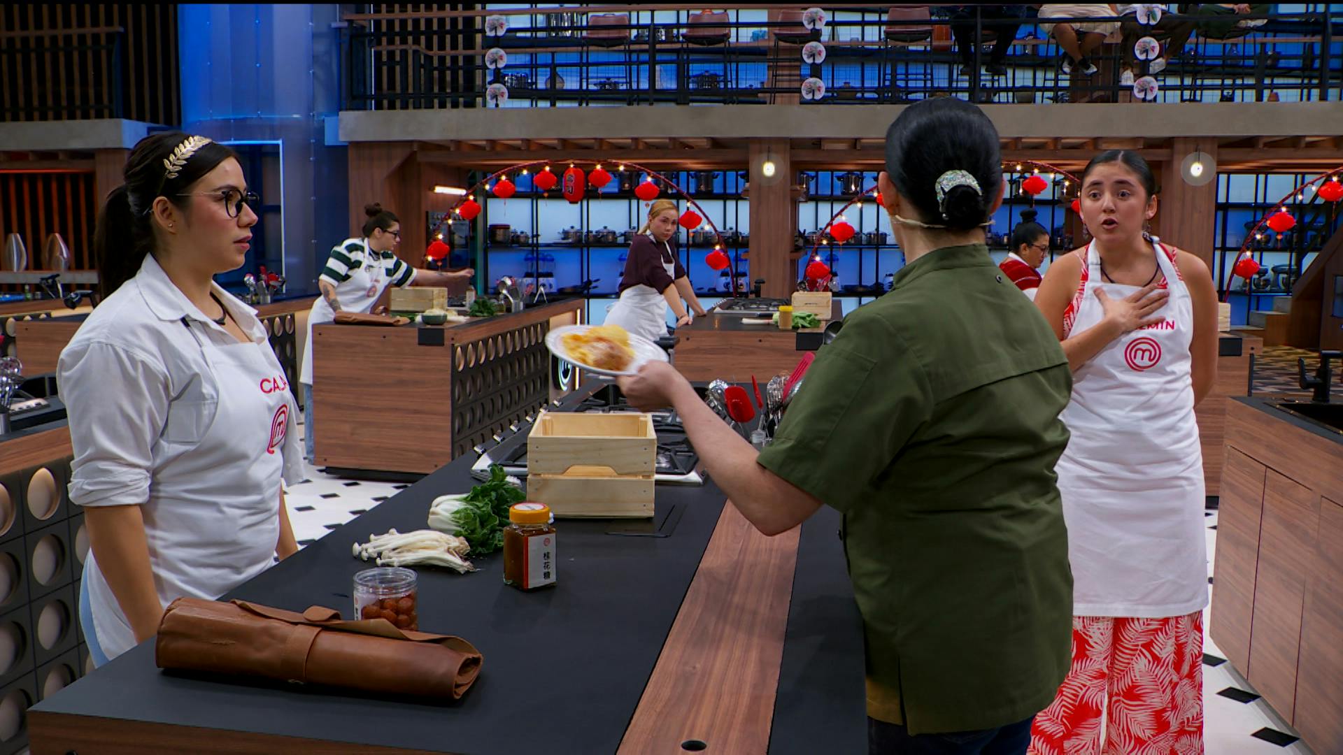 “No estamos jugando": La Chef Zahie Téllez reacciona contra Jazmín y Camila por intentar engañarla en el jueves de Delantales Negros de MasterChef 24/7