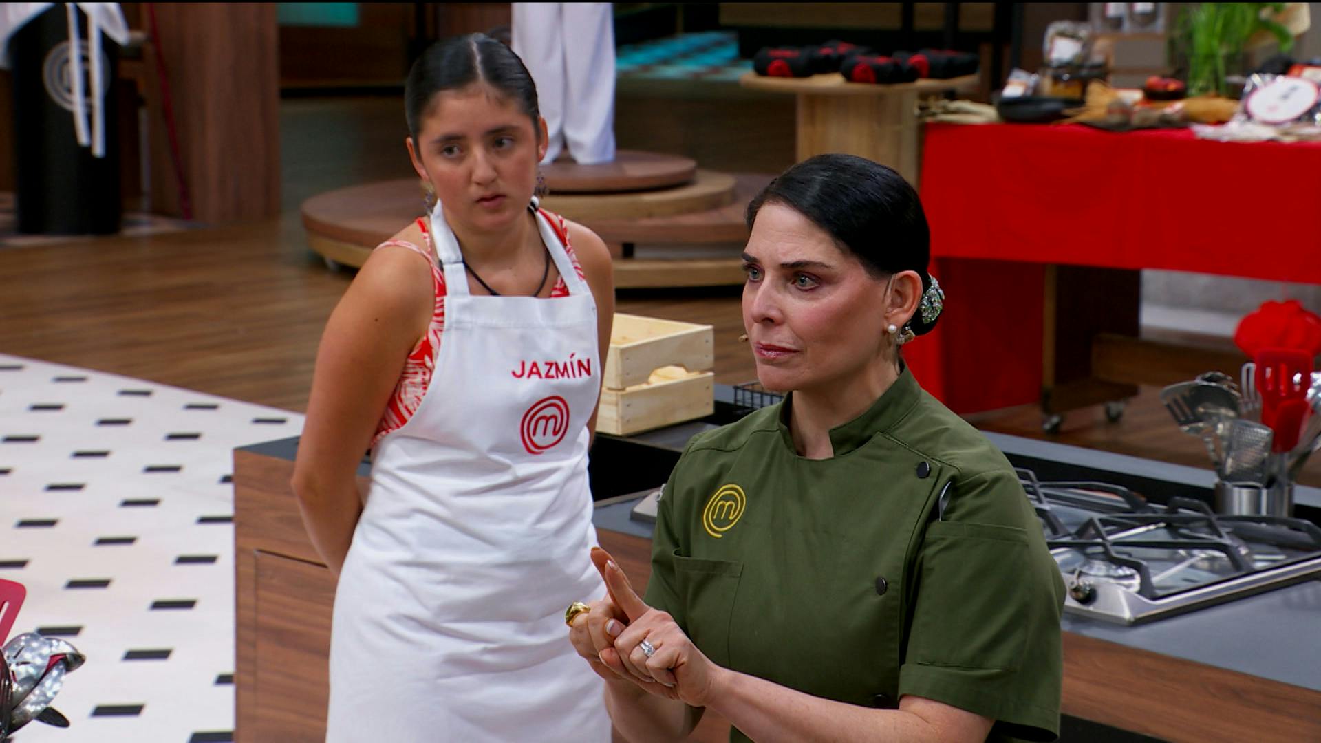 "¡Migajas a otro lado!”, Flor Rubio, Luz Elena y Ricardo Casares alzan la voz tras el romance de Michelle y Lancer en MasterChef 24/7