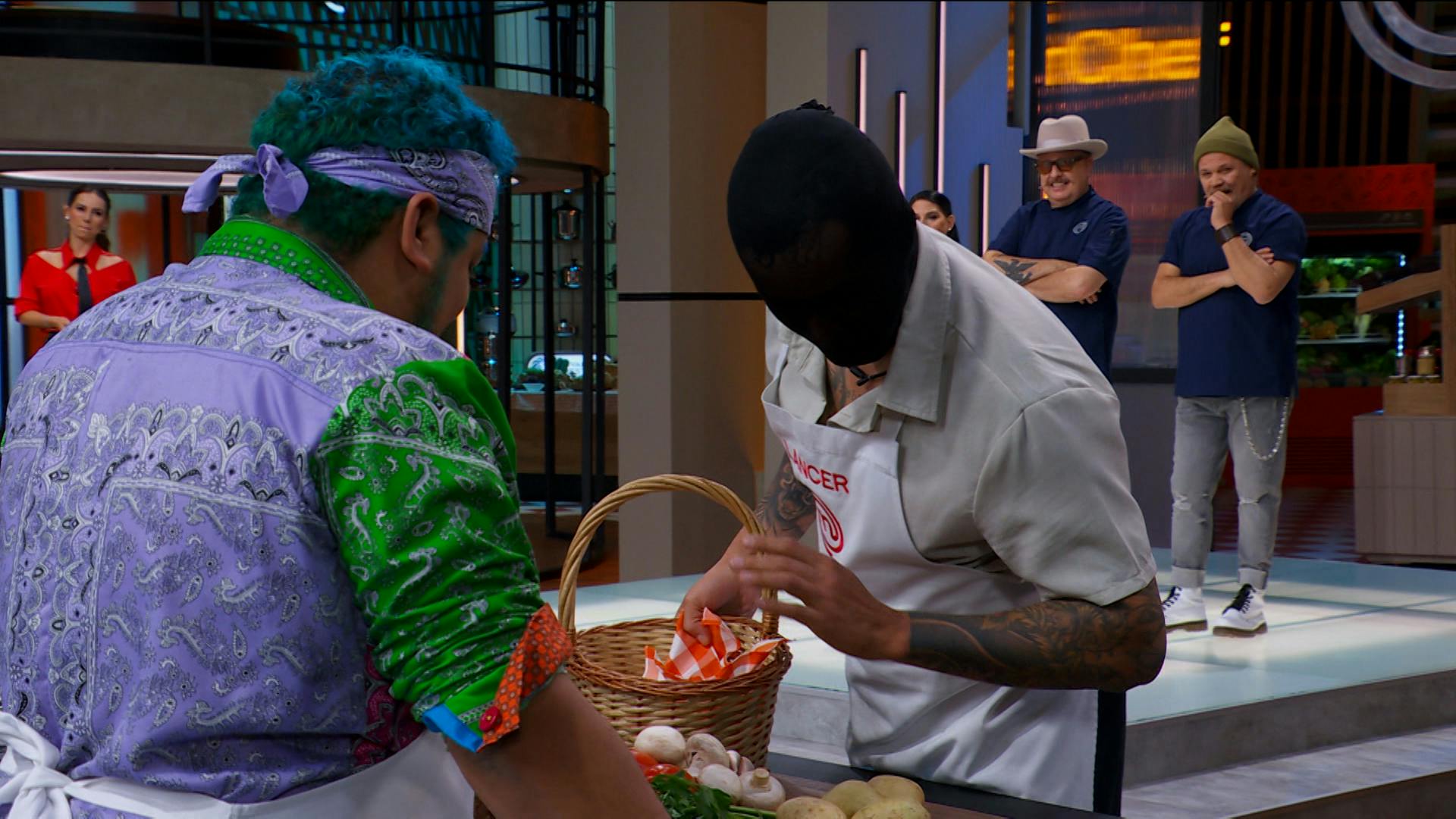 La noche de este lunes por el Pin del Chef de MasterChef 24/7 está marcada por el enfrentamiento de Los Buenos contra Los Villanos