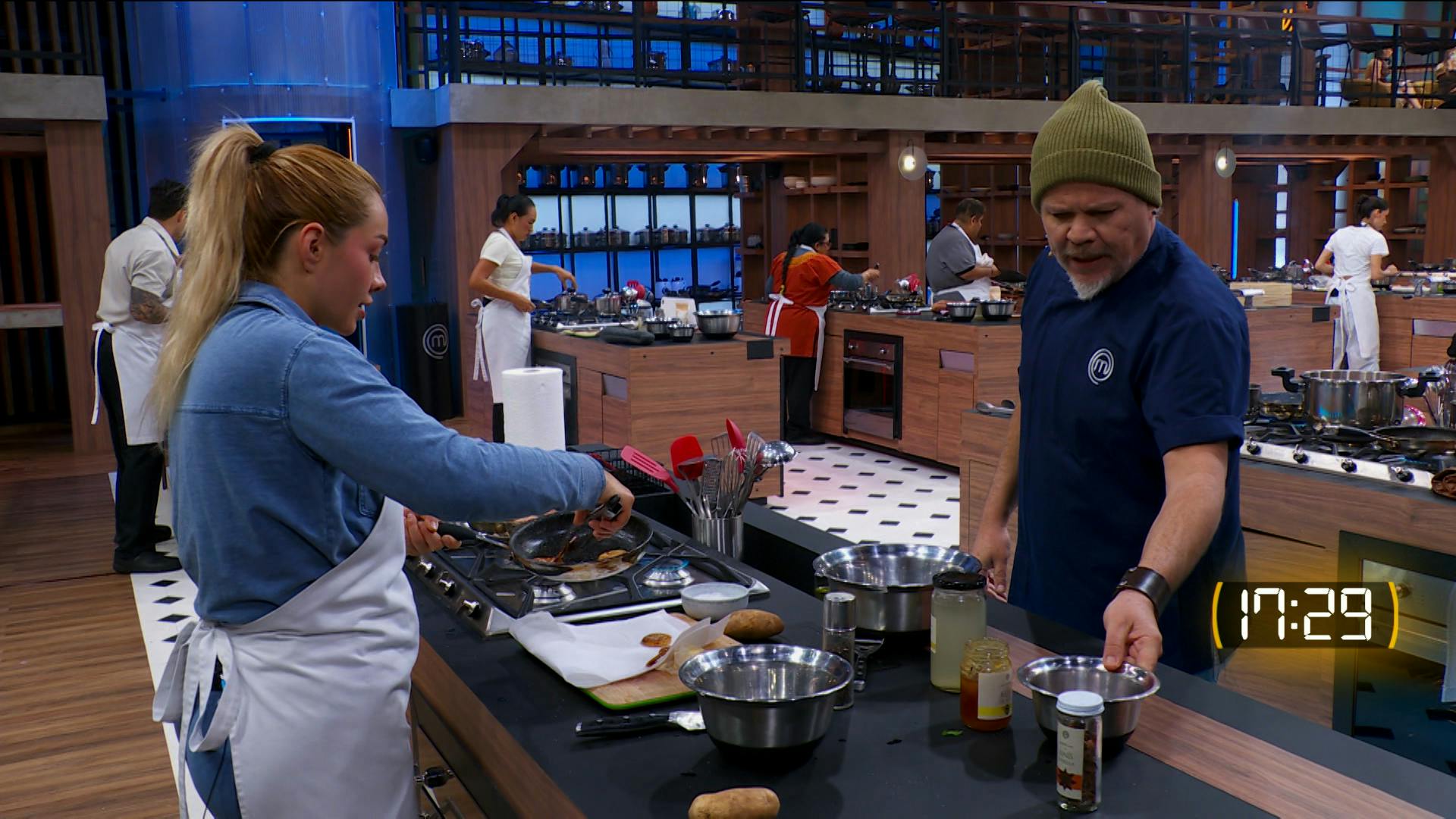 Los Chefs se acercan a los Cocineros que fueron robados y que tomaron ingredientes 