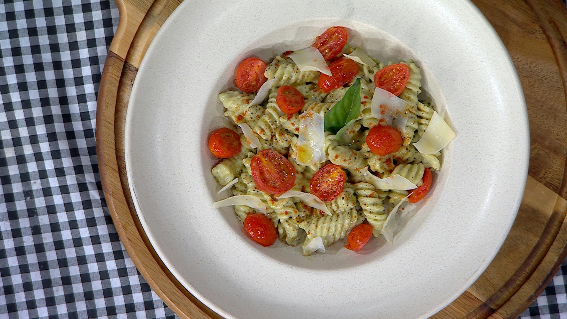 ¡Aprende a preparar pasta con salsa de aguacate! Te lucirás con tus invitados sin gastar mucho
