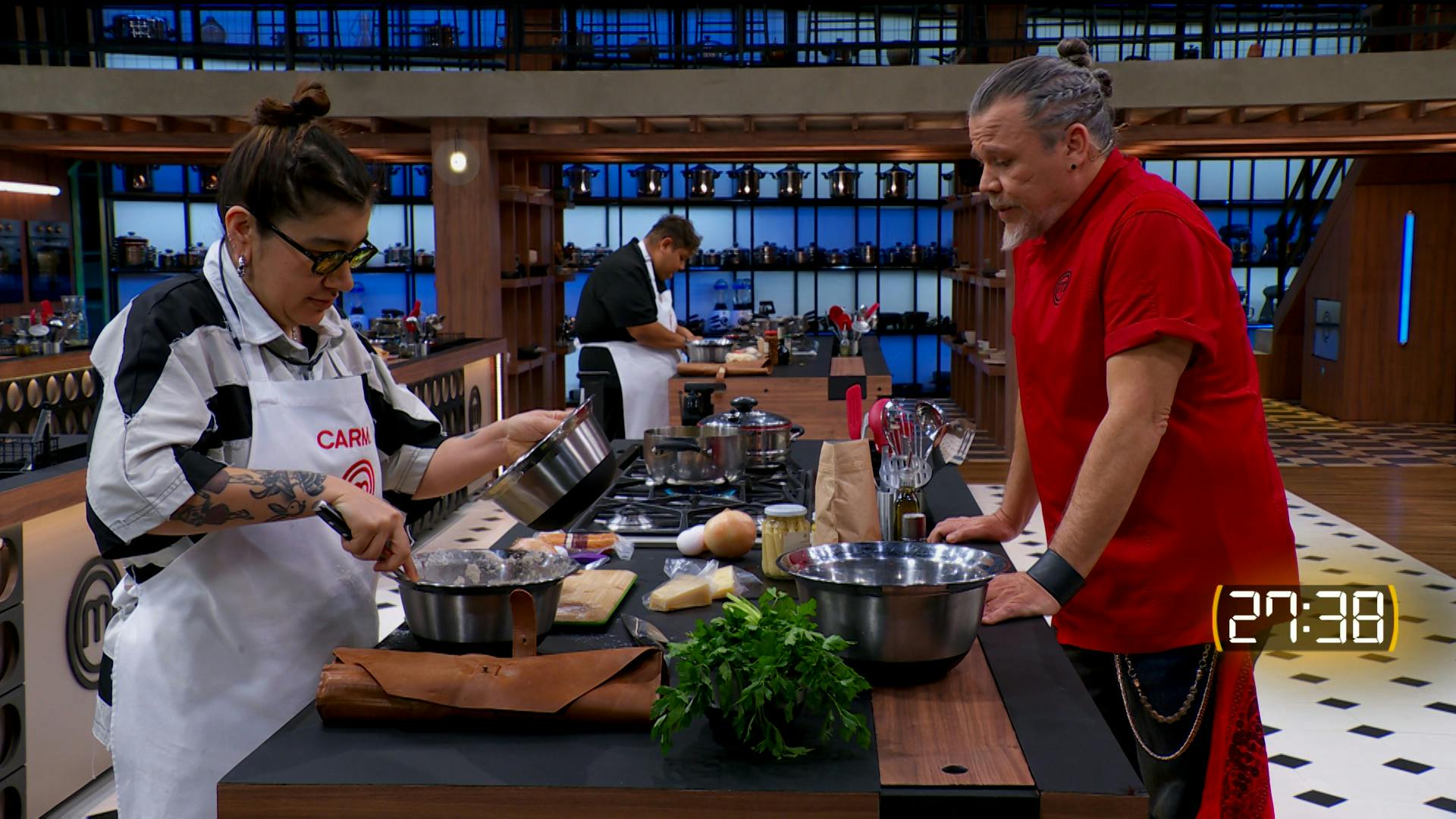 ¡Se pusieron los guantes! Los Chefs acuden a la ayuda de los Cocineros este martes de Beneficio y Castigo en MasterChef 24/7