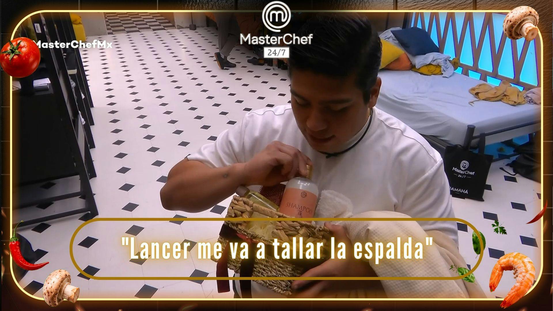 “Lancer me va a tallar la espalda": Julio presume los artículos de su baño privado en MasterChef 24/7 (VIDEO)