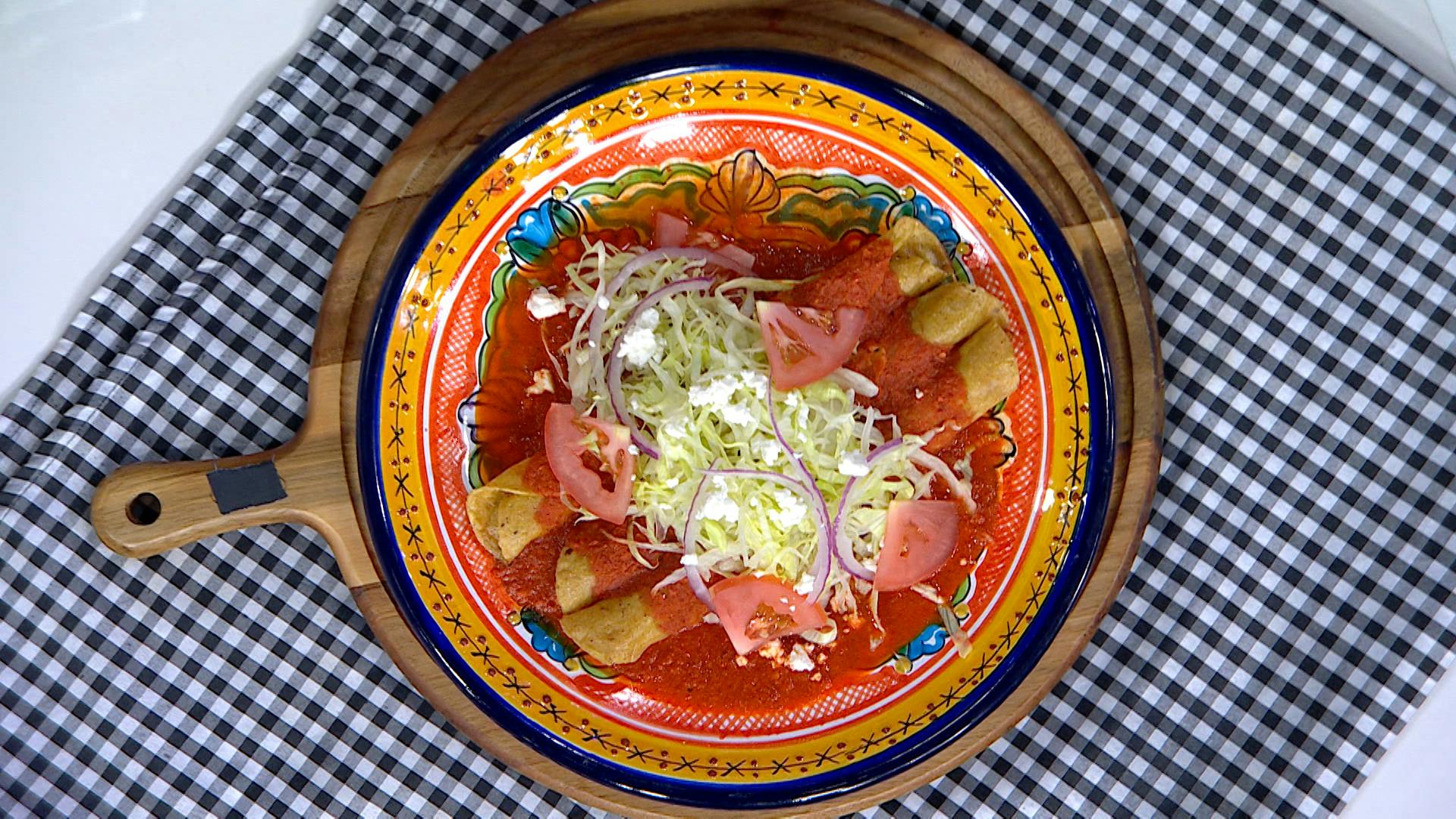 ¡Práctico y delicioso! Checa esta receta de flautas de queso en salsa de chorizo; ideal para deleitar a la familia