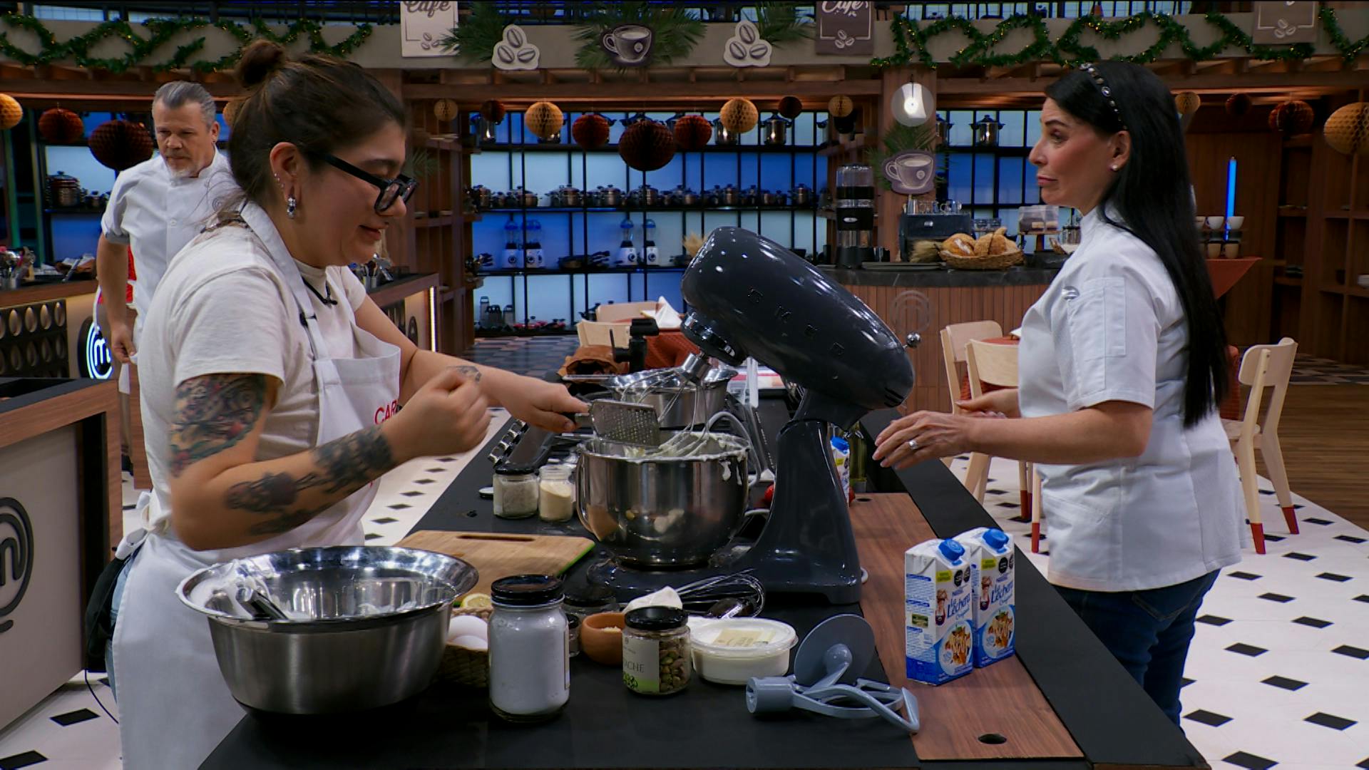 Los Chefs asesoran a los Cocineros durante la preparación de sus rollos suizos este viernes en MasterChef 24/7