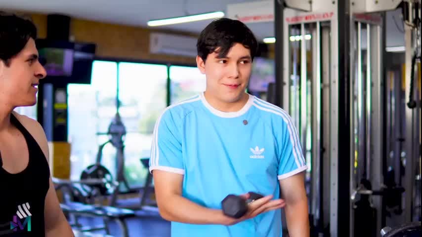 Sus amigos lo hicieron debutar con una mujer mayor