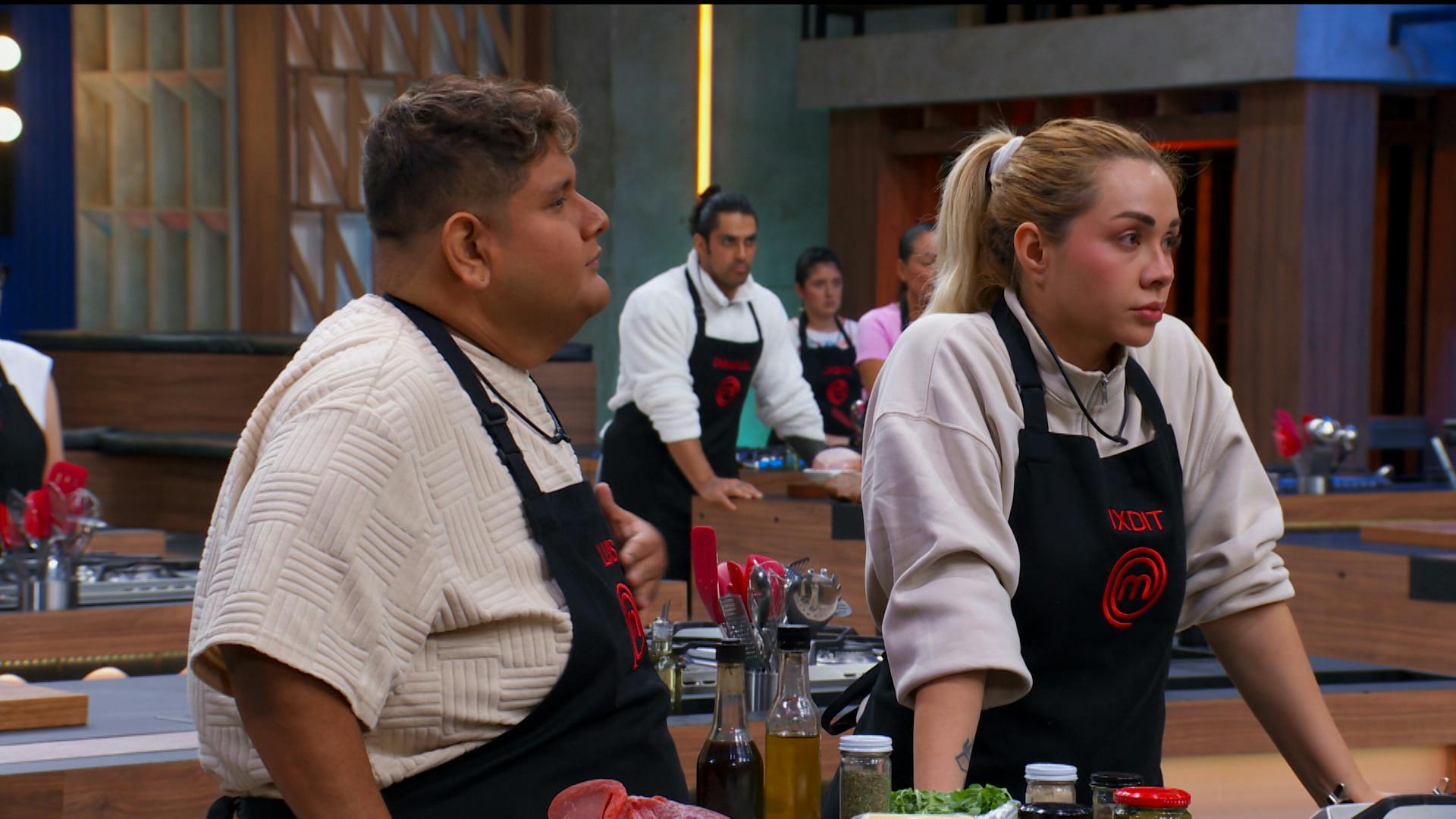 ¡TODOS los cocineros tienen Delantal Negro! Conoce el Reto del Pin del Chef de esta noche en MasterChef 24/7