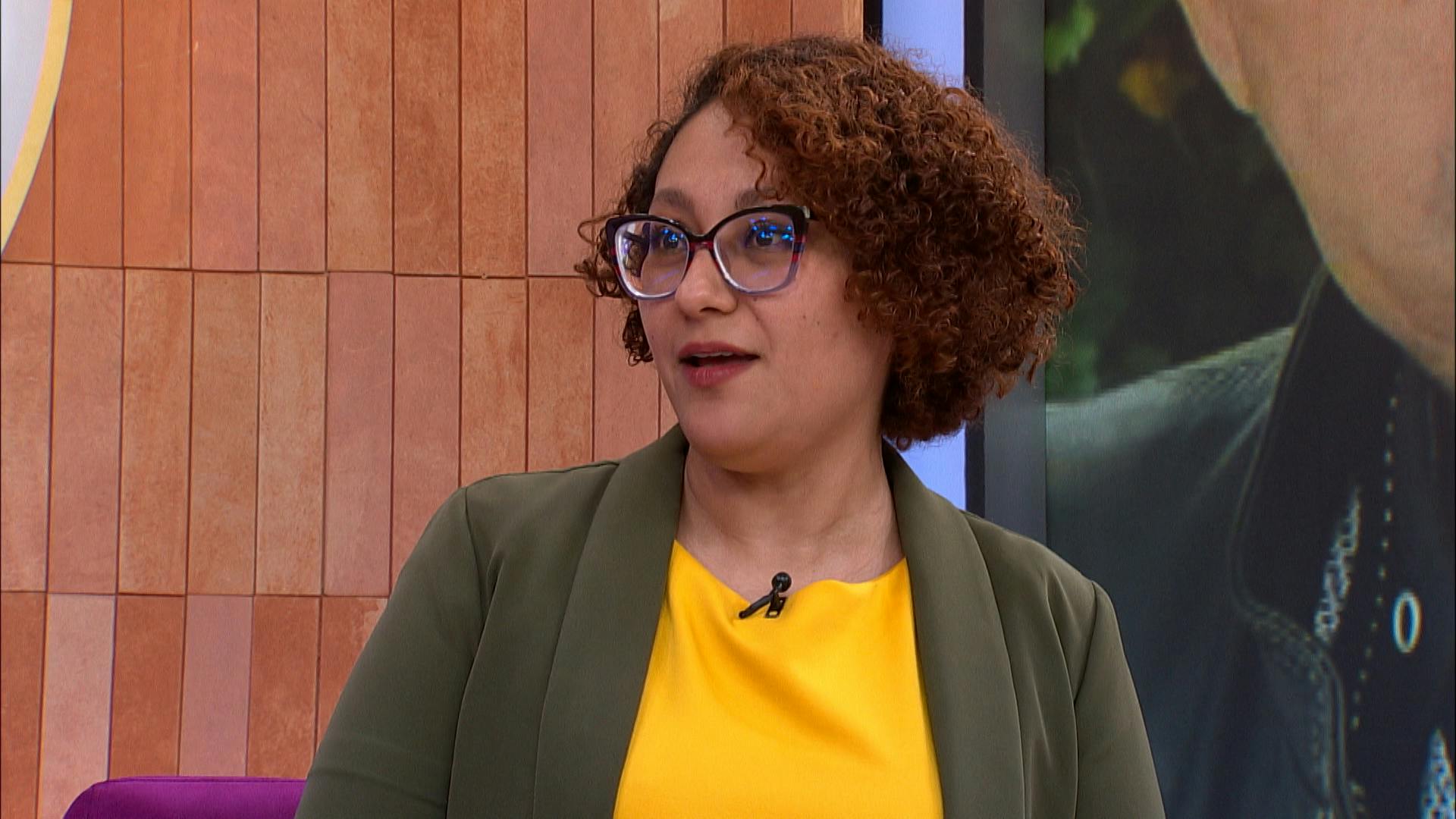 ¿Es un pervertido? Carla se siente incómoda con su casero, pero le aceptó una botella de vino