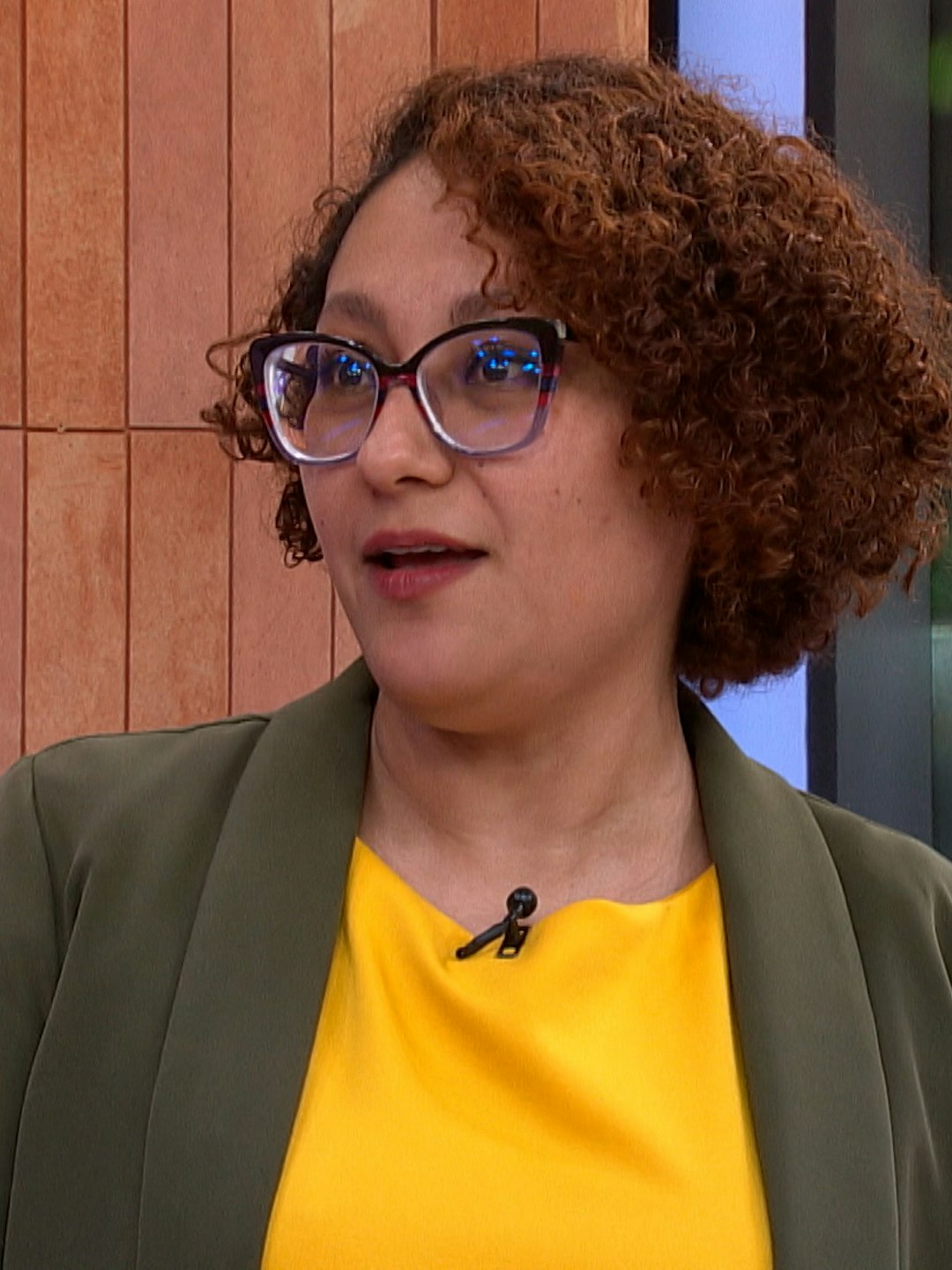 ¿Es un pervertido? Carla se siente incómoda con su casero, pero le aceptó una botella de vino