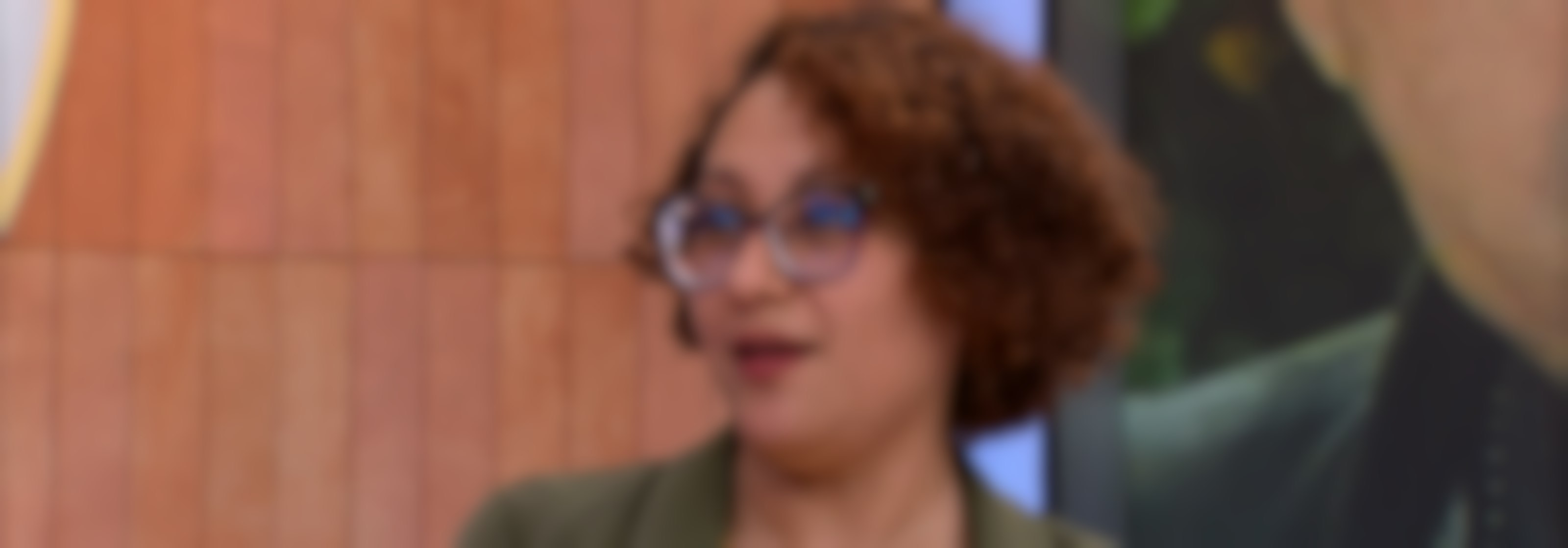 ¿Es un pervertido? Carla se siente incómoda con su casero, pero le aceptó una botella de vino