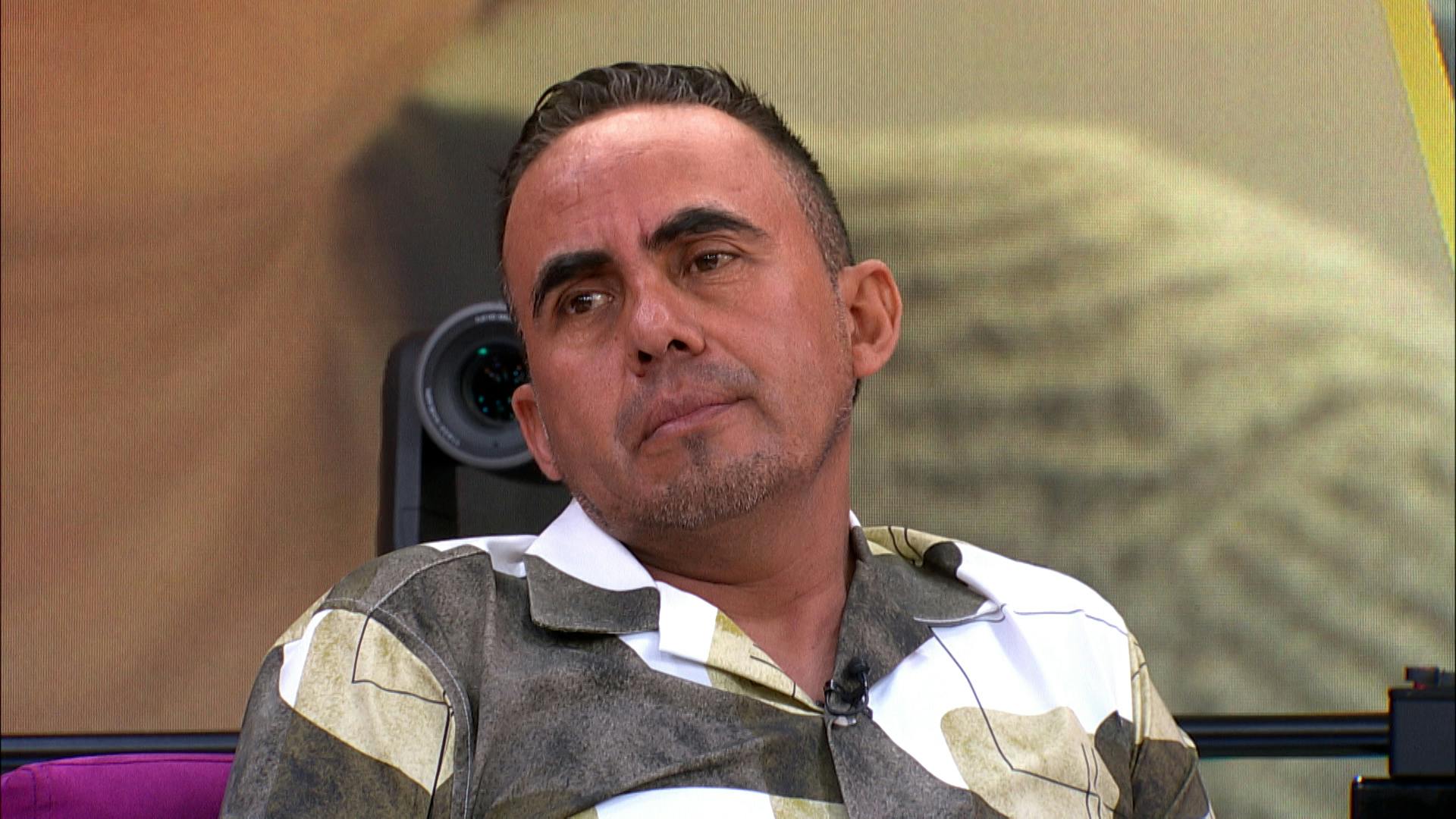¡Sí le gusta, pero es un caballero! A José le gusta su inquilina y la vigila porque la cuida
