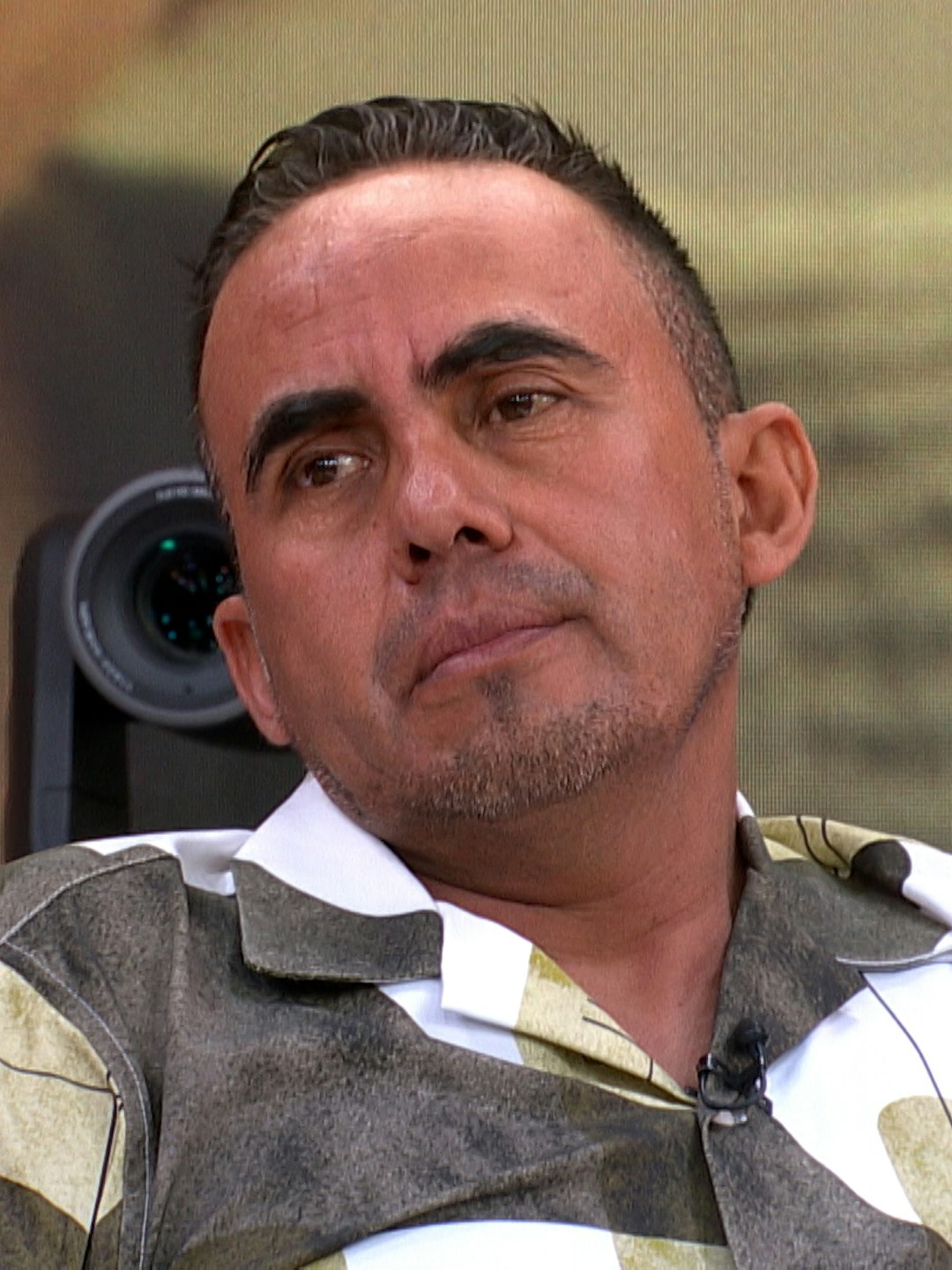 ¡Sí le gusta, pero es un caballero! A José le gusta su inquilina y la vigila porque la cuida