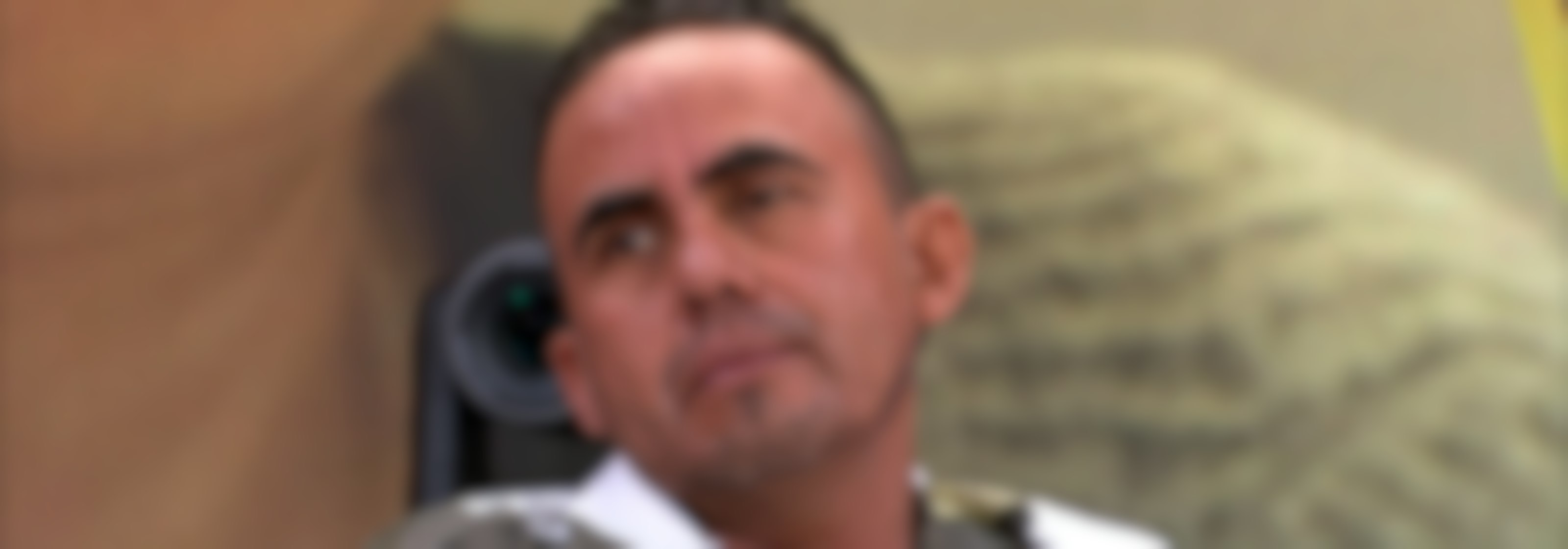 ¡Sí le gusta, pero es un caballero! A José le gusta su inquilina y la vigila porque la cuida