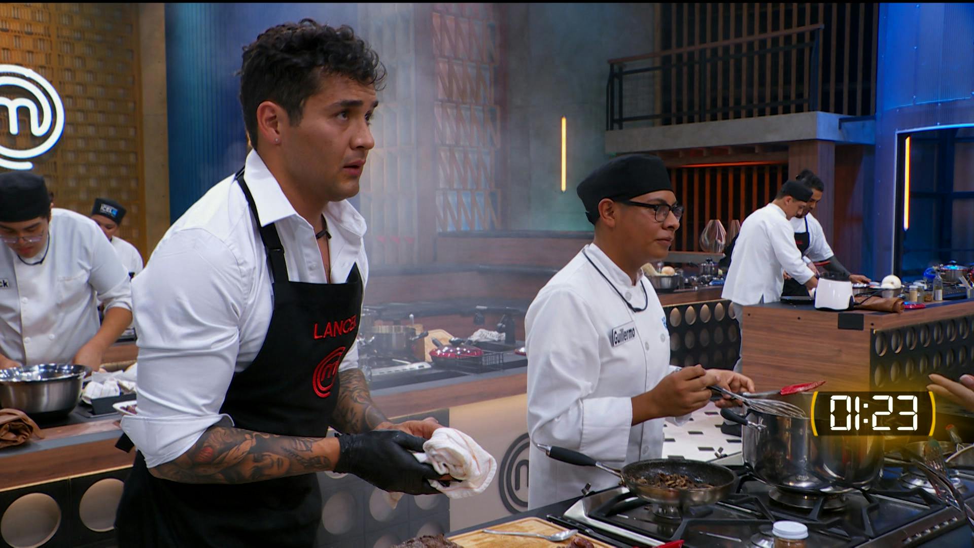Los Chefs se acercan a los Cocineros asesorando una de las preparaciones más complejas de la temporada en MasterChef 24/7