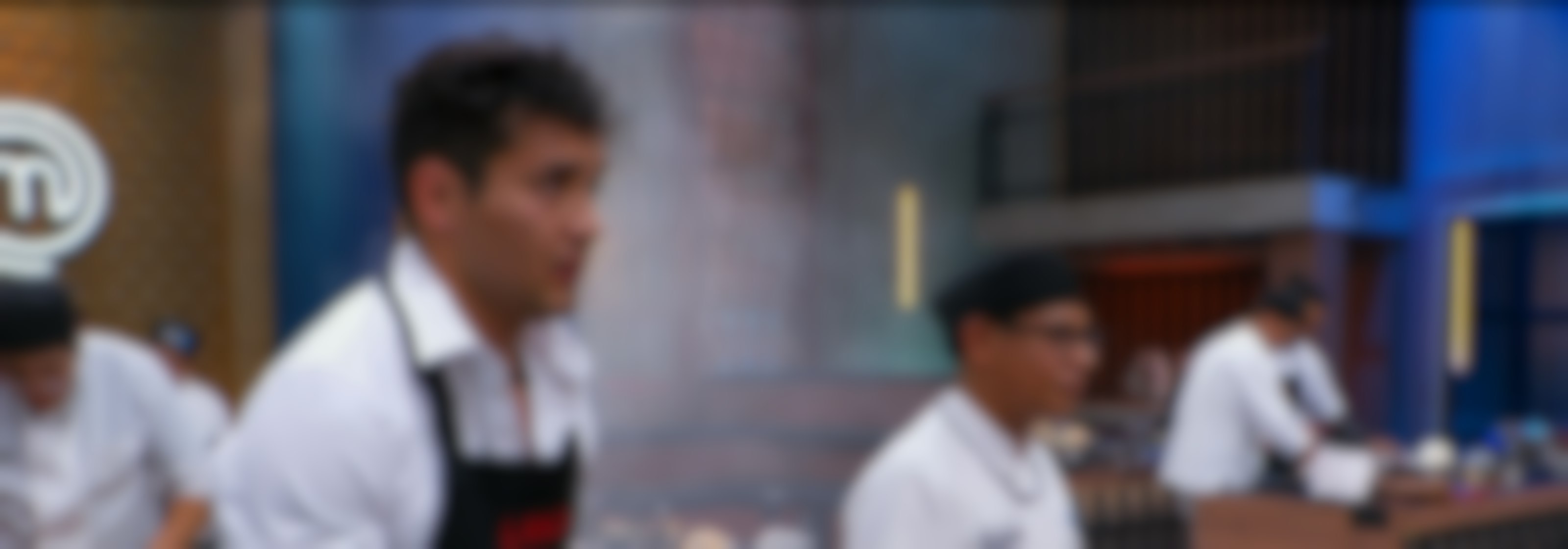 Los Chefs se acercan a los Cocineros asesorando una de las preparaciones más complejas de la temporada en MasterChef 24/7
