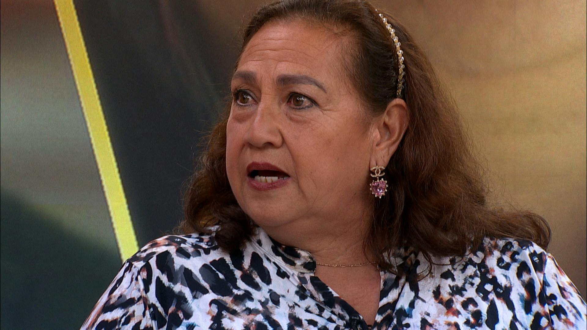 María no acepta a la amante de su hijo y la llama “convenenciera”