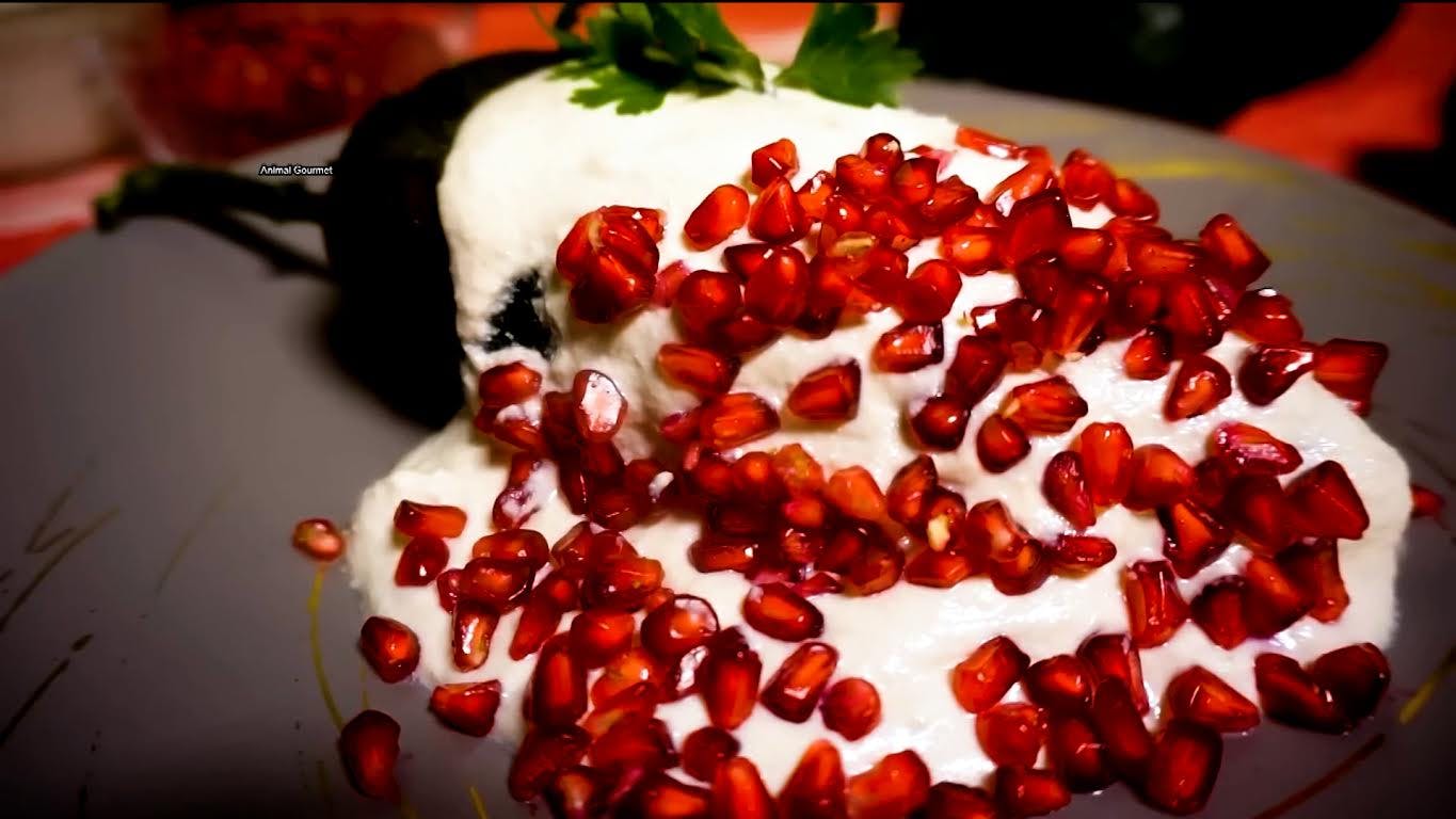 La Pura Sabrosura disfruta el auténtico chile en nogada, símbolo de la gastronomía mexicana