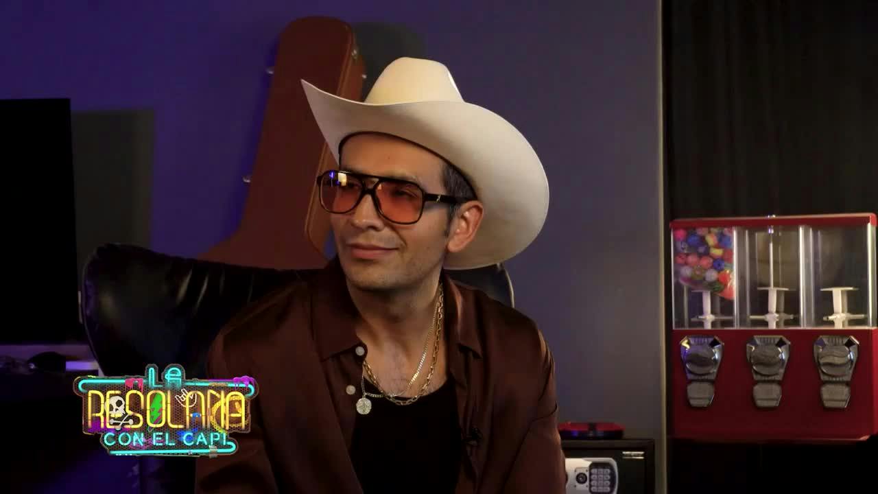 Carin León muestra su Grammy durante su entrevista en La Resolana del 26 de julio