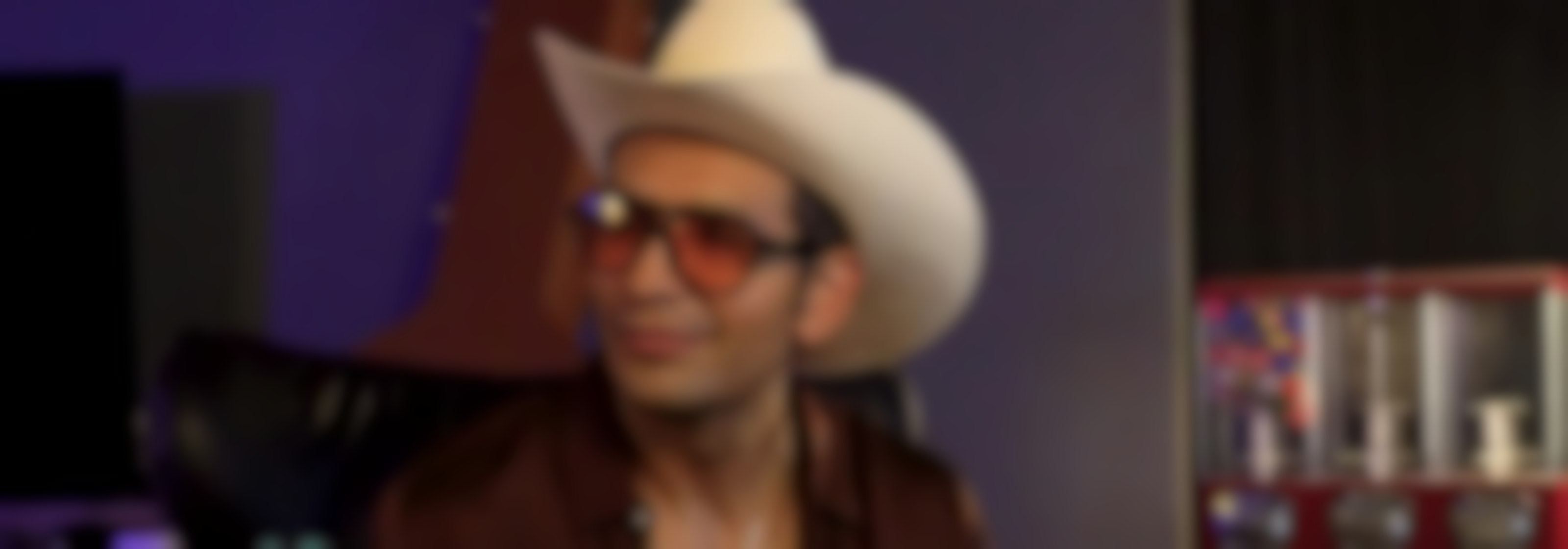 Carin León muestra su Grammy durante su entrevista en La Resolana del 26 de julio