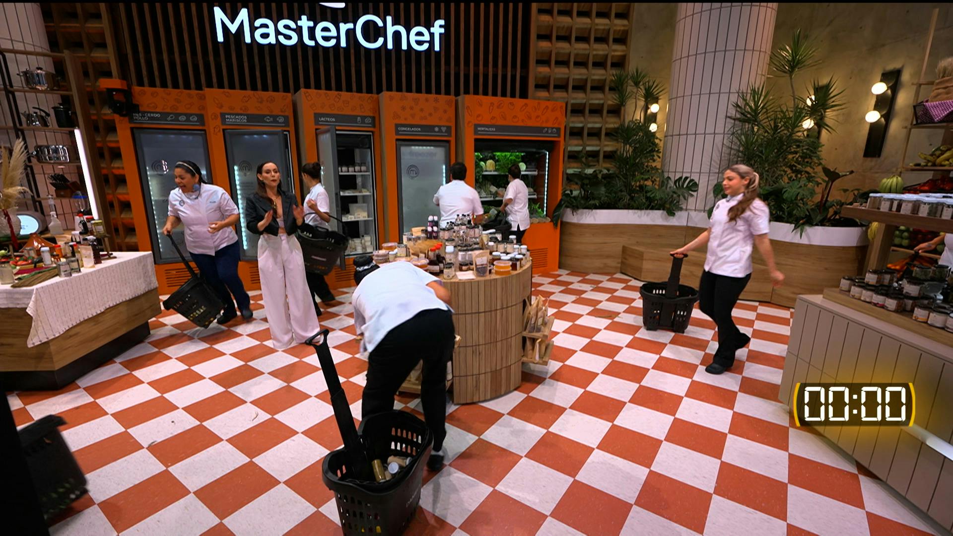 ¡El Reto de esta noche en MasterChef 24/7 se definirá con un pescado! ¿Quién ganará el Pin del Chef y la Salvación hoy? 