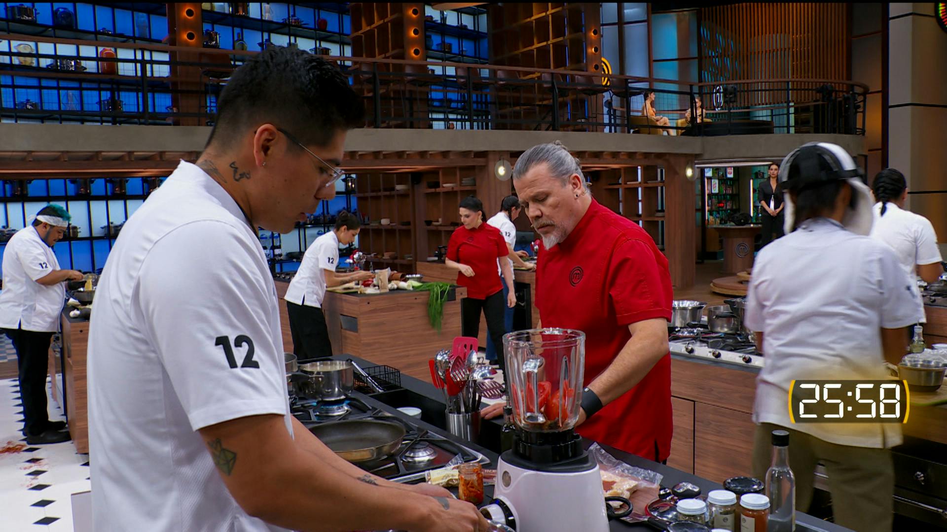 Los Chefs visitan a los Cocineros en la preparación de un platillo con ingredientes poco comunes en MasterChef 24/7