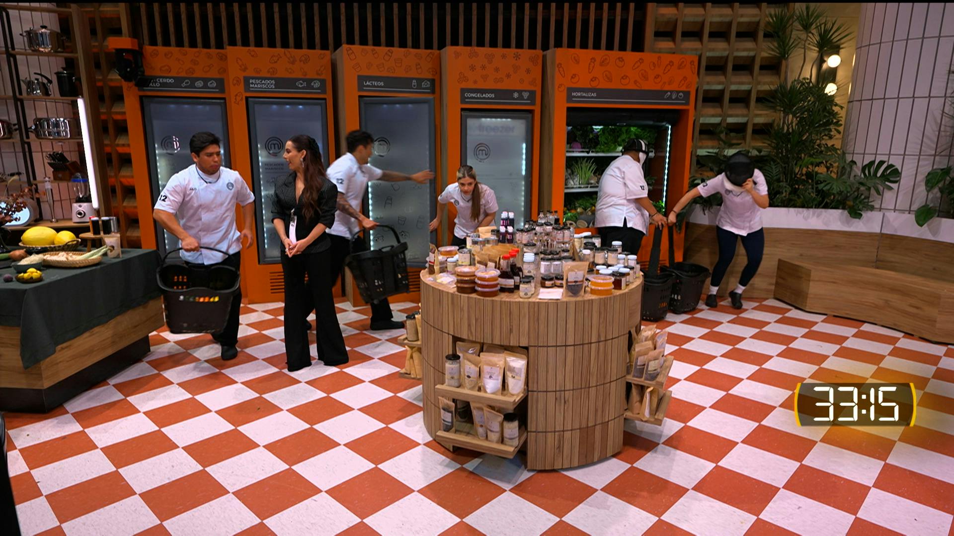 El segundo grupo de la noche conoce su Reto, donde todos buscarán ser Capitanes en el martes de Beneficio y Castigo en MasterChef 24/7