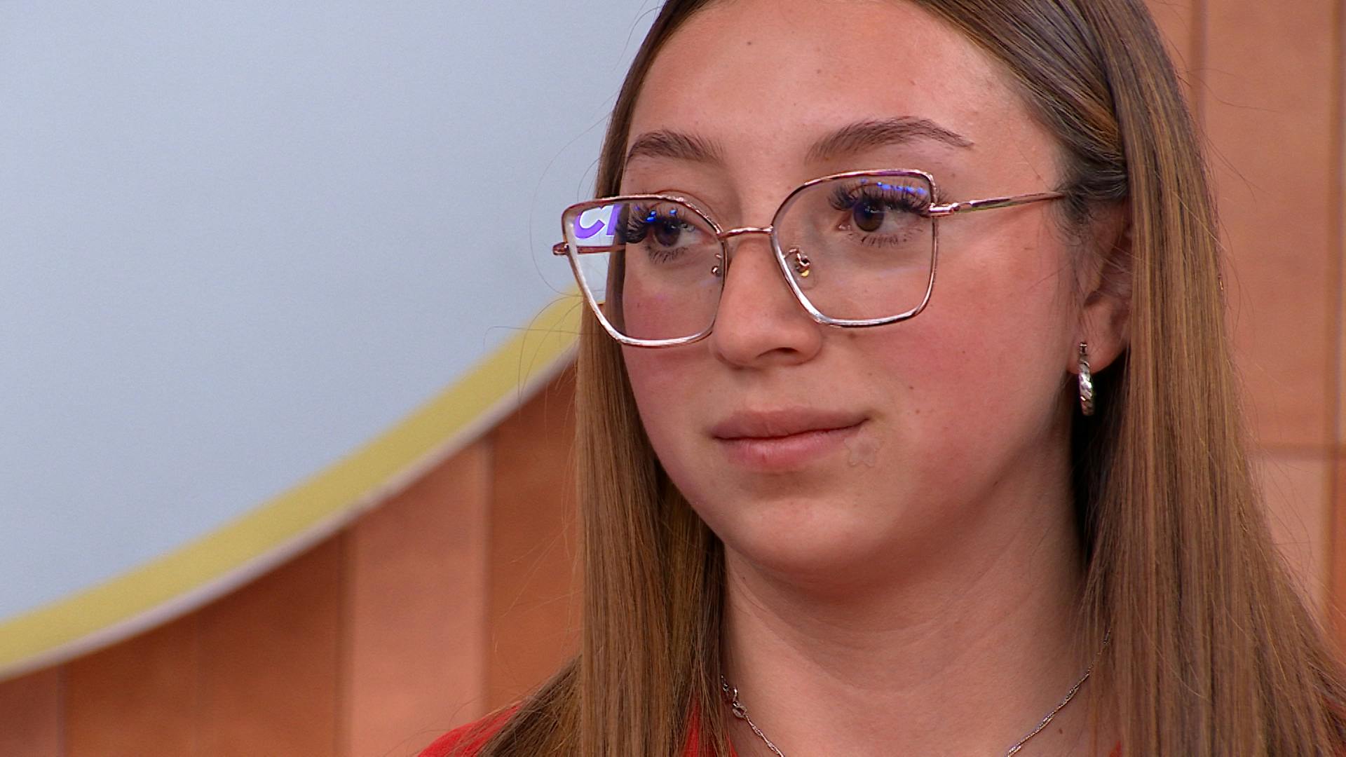 ¡Susana vive gratis en casa de su madrina y enamoró a sus dos hijos!