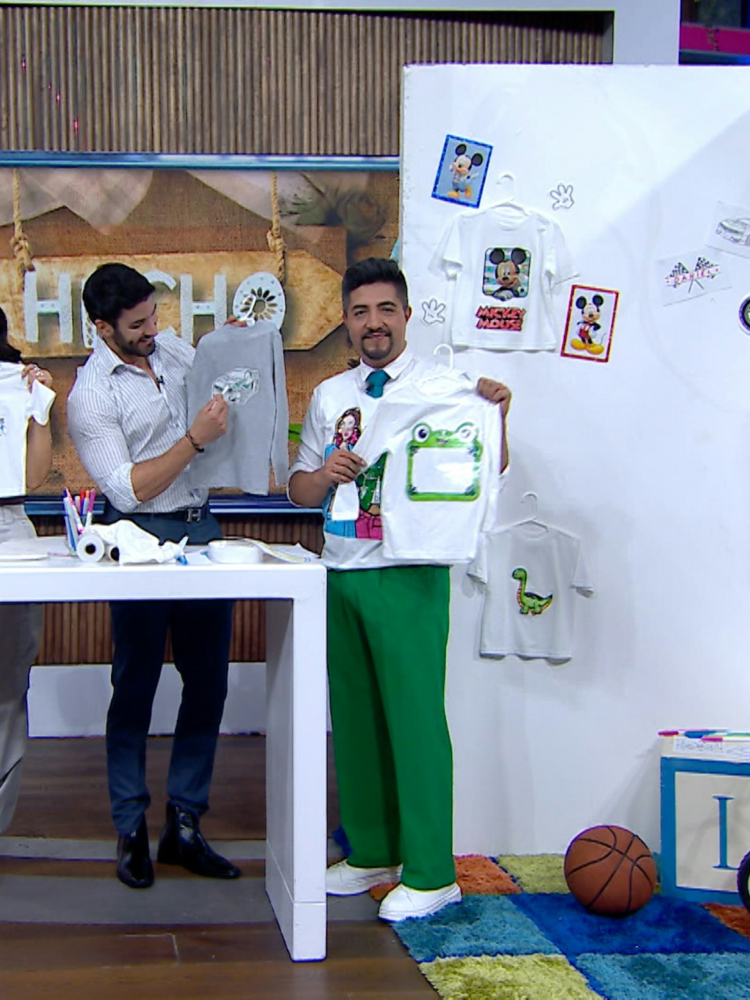 ¡Personaliza tus playeras con esta divertida actividad para hacer con los niños en casa!