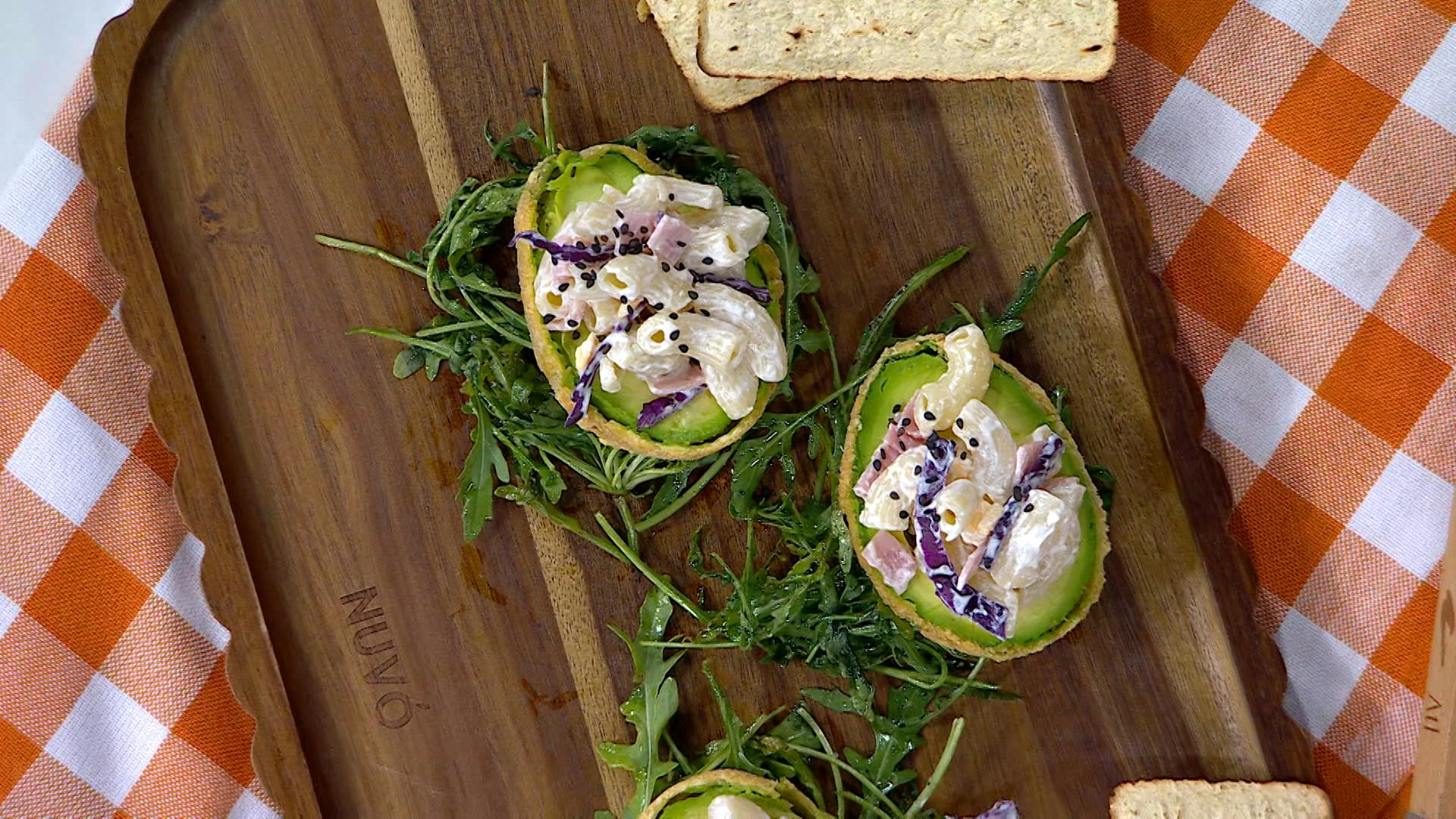 Receta fácil y rápida para hacer aguacates rellenos con pasta fría