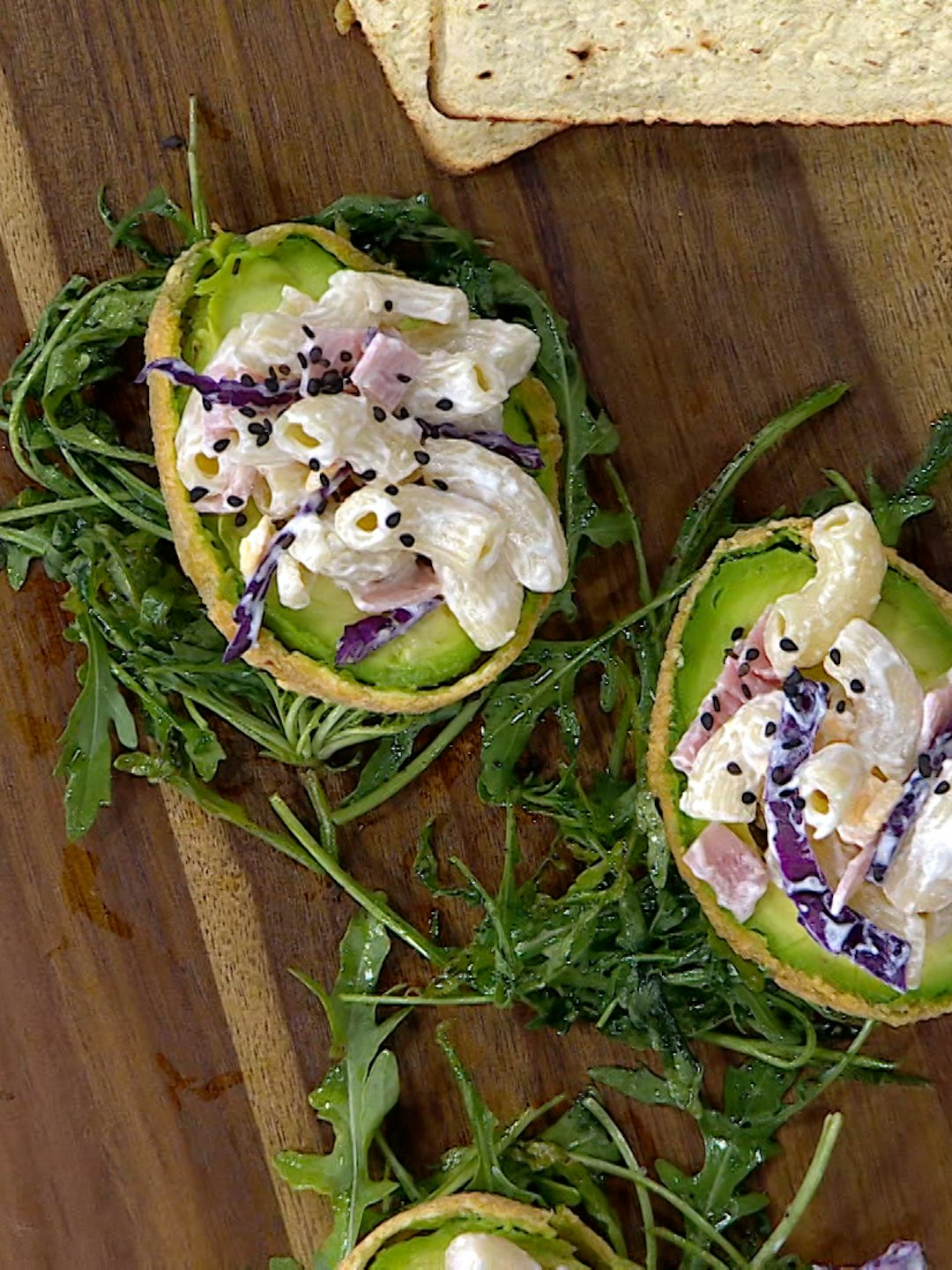 Receta fácil y rápida para hacer aguacates rellenos con pasta fría