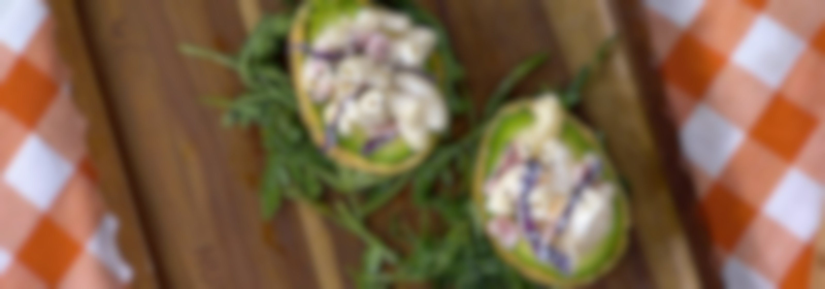 Receta fácil y rápida para hacer aguacates rellenos con pasta fría