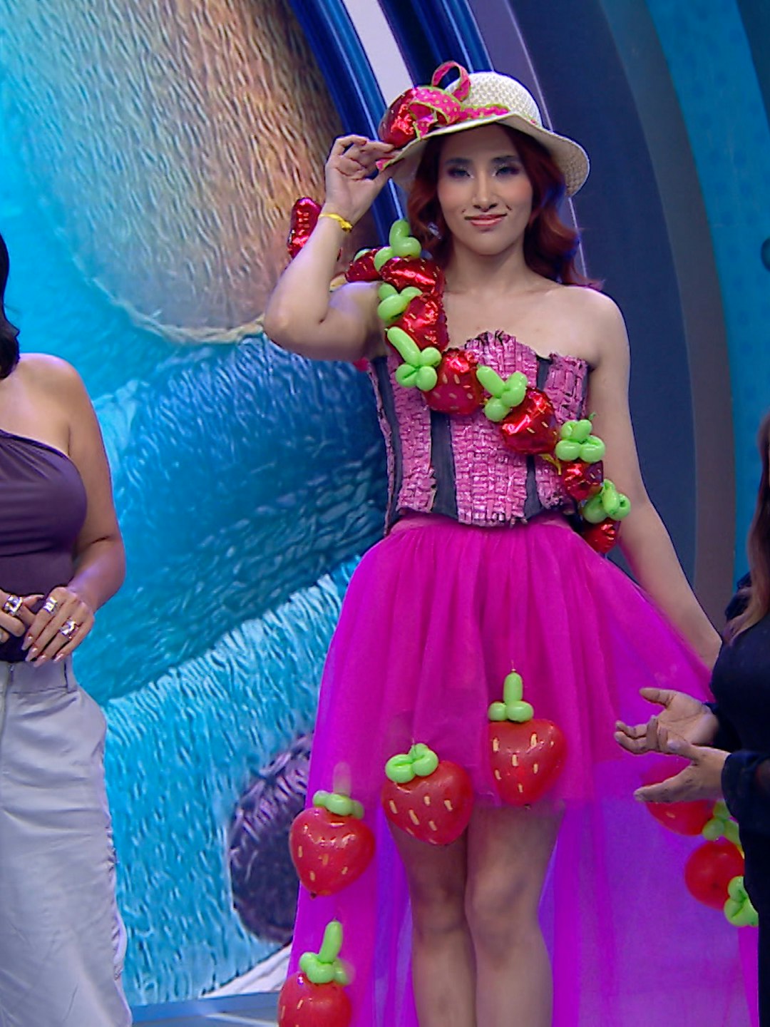 Pasarela de vestidos hechos con globos; diseños creativos y divertidos