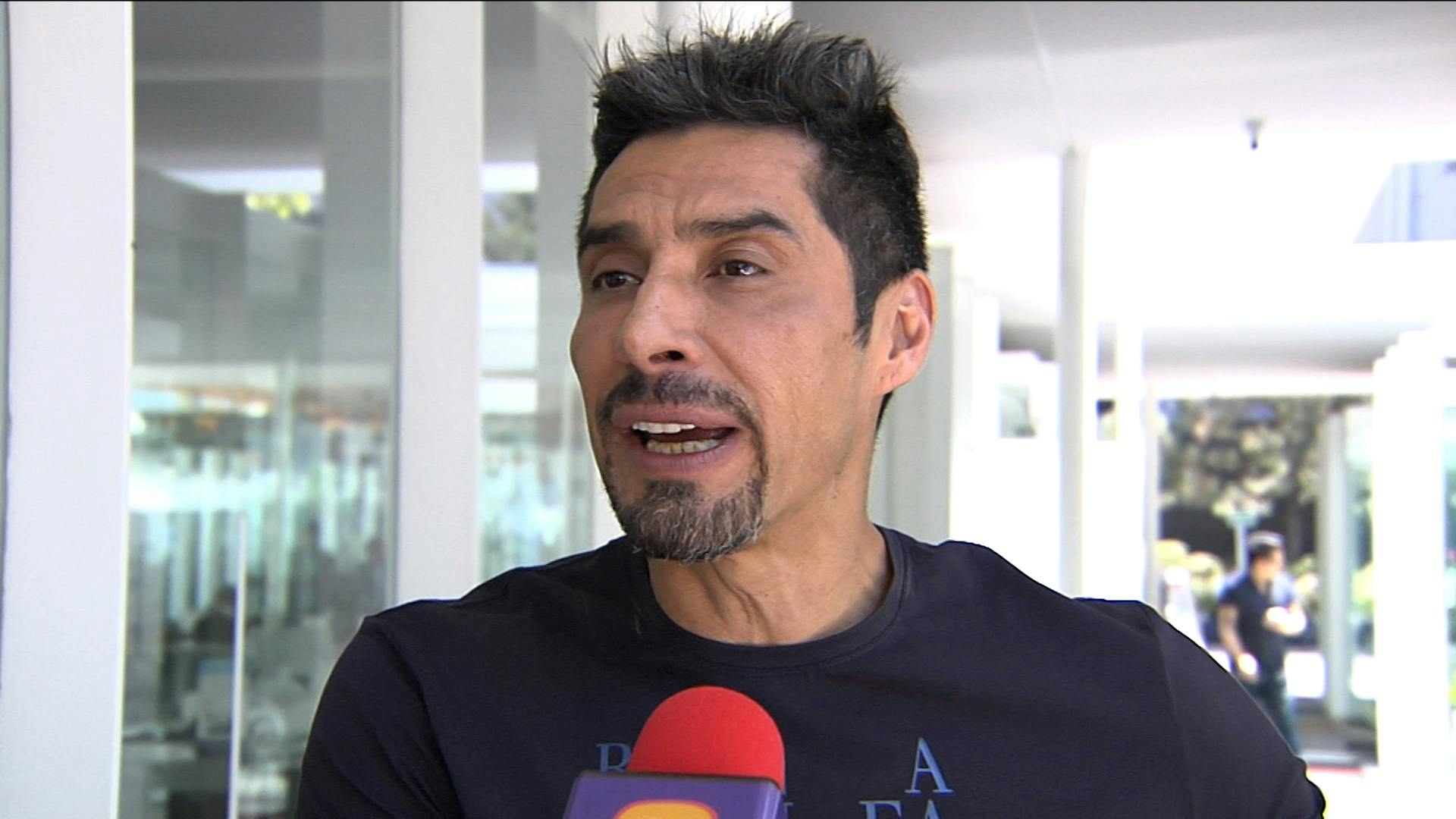 Charly López revela que sufrió acoso de un famoso productor cuando era adolescente