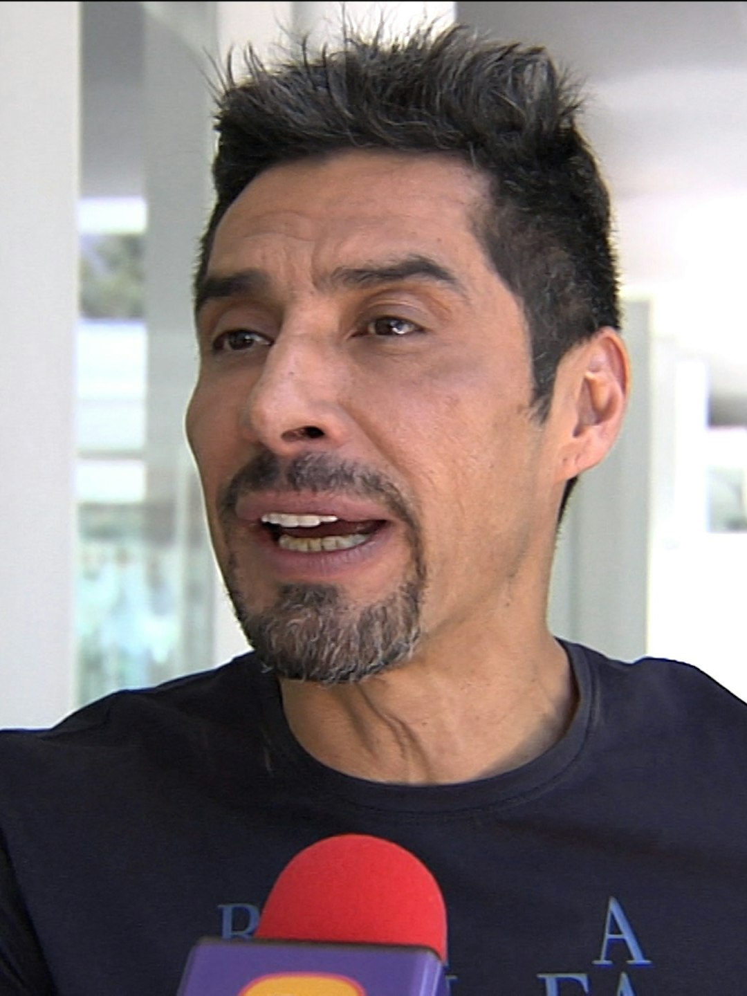 Charly López revela que sufrió acoso de un famoso productor cuando era adolescente