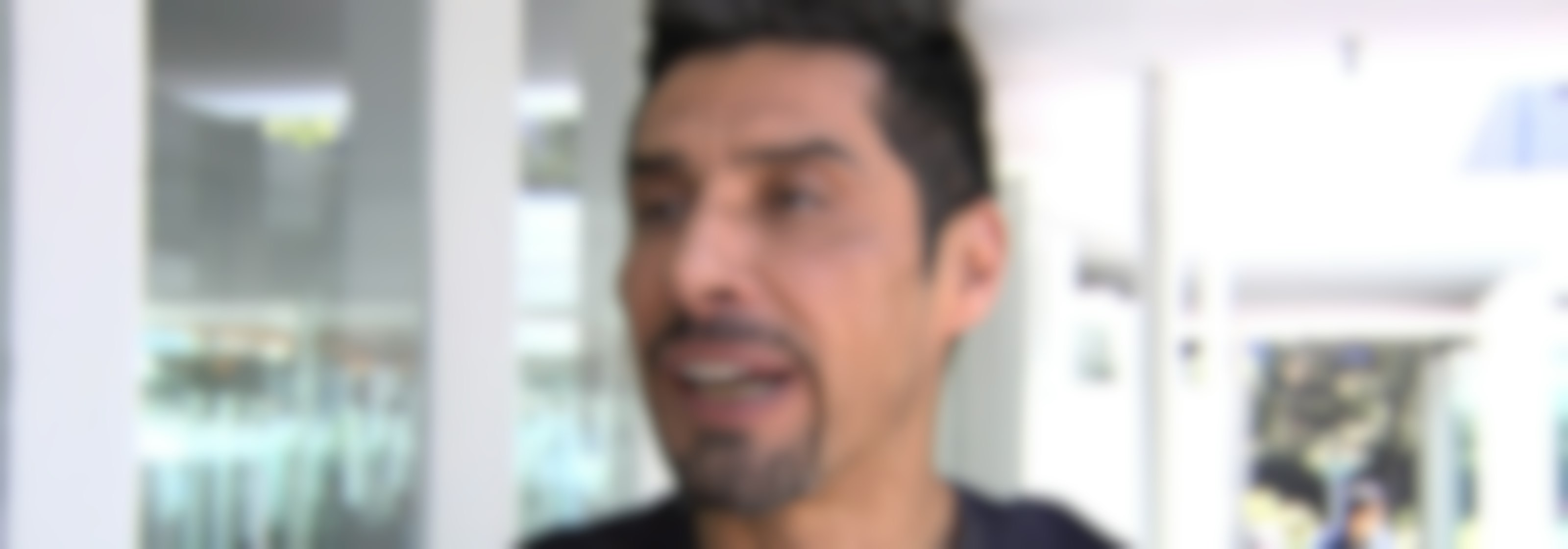 Charly López revela que sufrió acoso de un famoso productor cuando era adolescente
